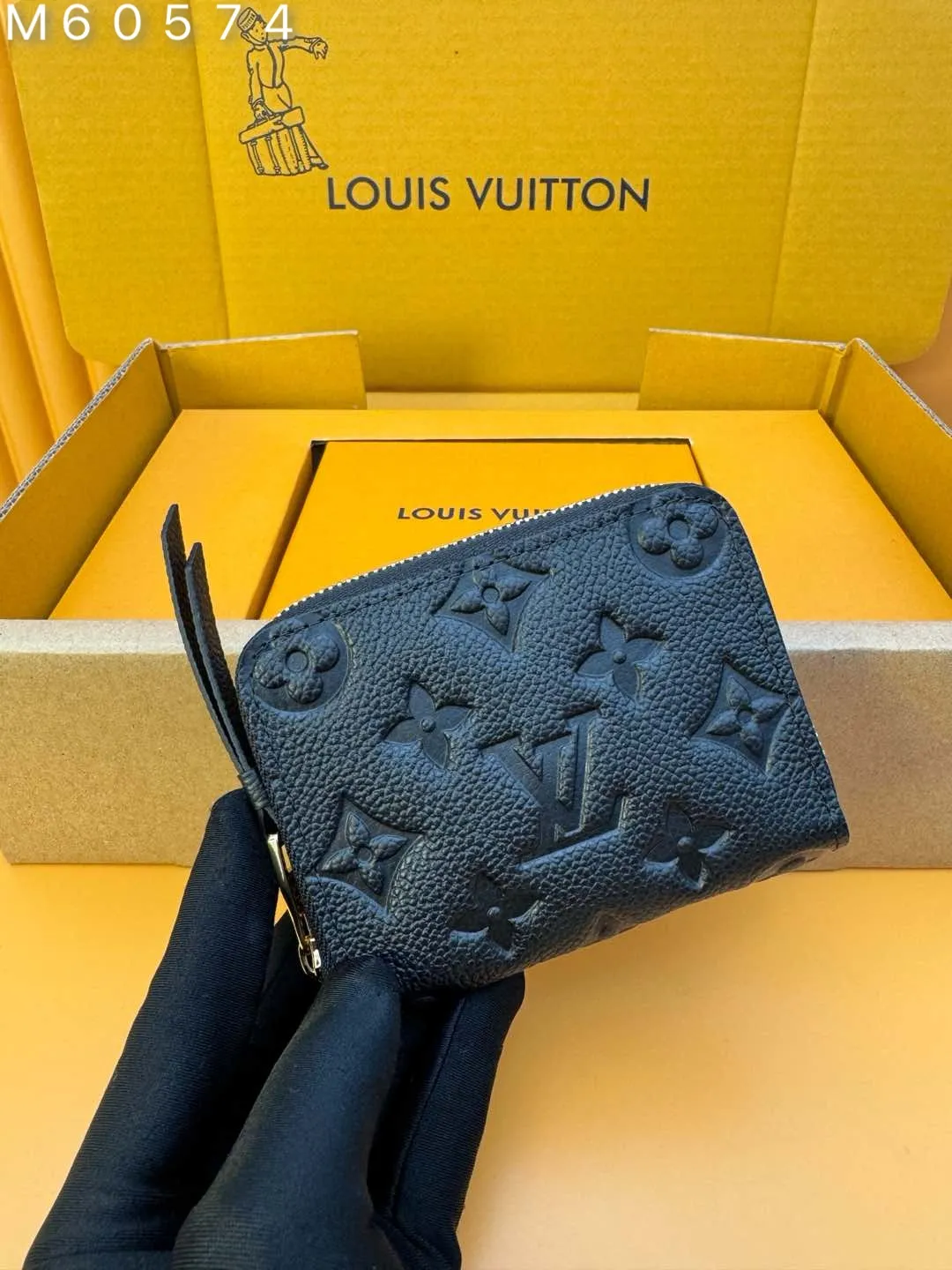 M60574 "Special Duty Free" ♻️[Official Edition·First Class Material·All Steel Hardware·French Chip·Complete Packaging] This classic-looking Zippy zipper coin purse is made of exquisite and soft leather. Spacious capacity and exquisite golden accessories, h elegant temperament. 11.0x8.5x2.0cm 💰620