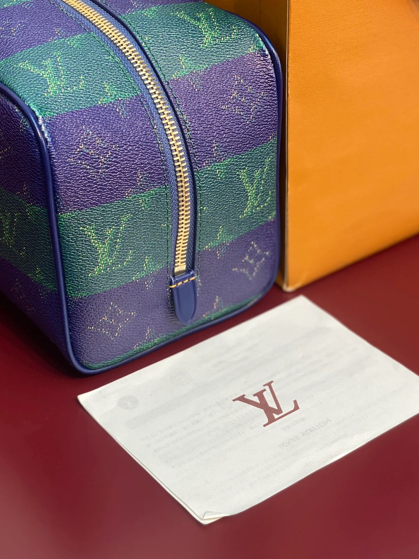 M25902 Blue Stripe! Core version! The LOCKER DOPP KIT toilet bag is made of Monogram Heritage coated canvas designed by Pharrell Williams, integrating the Monogram pattern into the vertical and horizontal texture of the original Damier check. The main compartment and interior patch pockets are functional, while the interior lining is accented with vibrant stripes. Dimensions: 13 x 12 x 23 cm (H x W x Length)