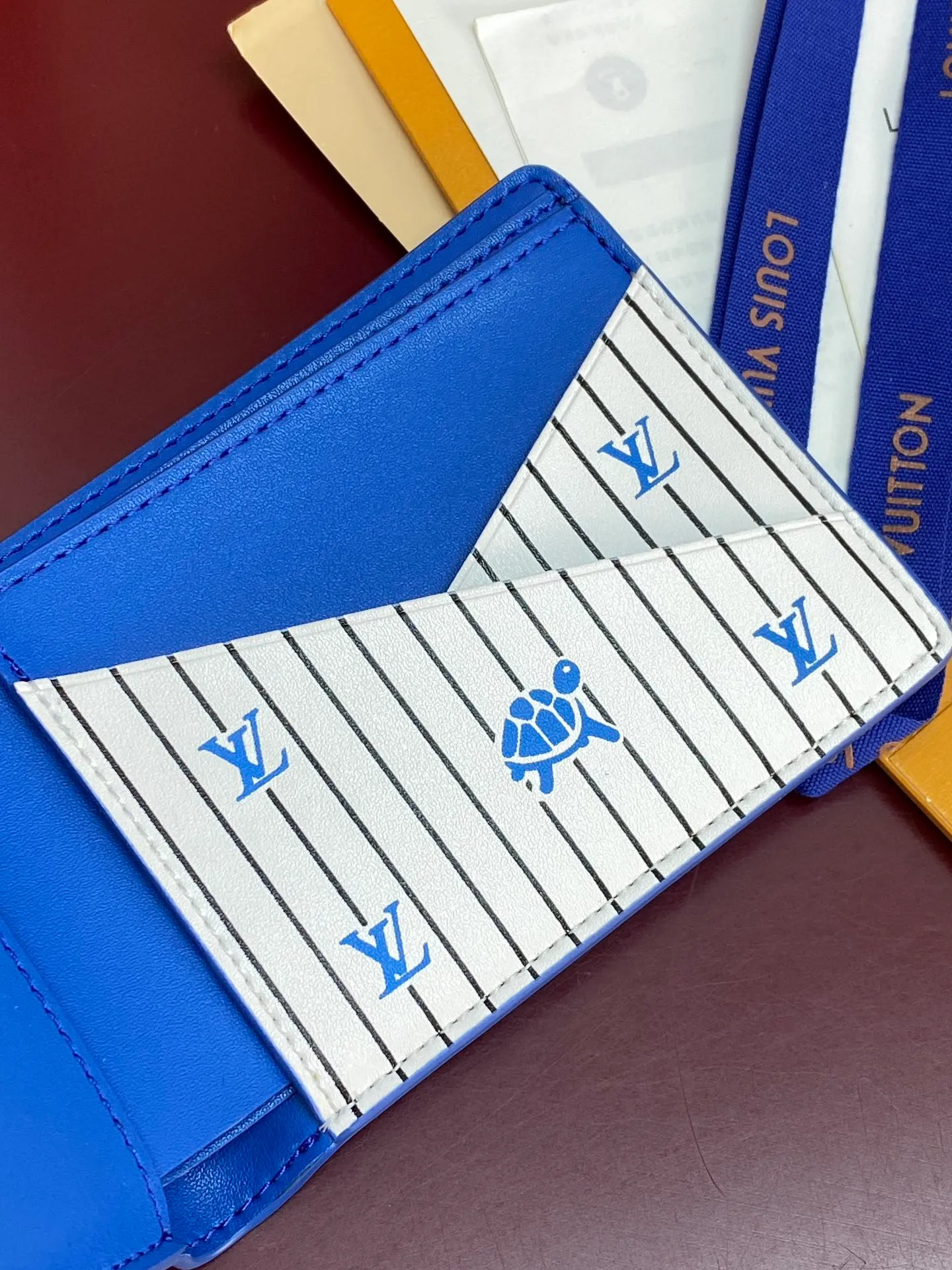 M25801 blue! 🐢MULTIPLE Wallet, this Multiple wallet is made of Epi cow leather with a unique texture, and then uses cow leather and printed leather to build a sophisticated inner layer. The compact size includes card slots, pockets and compartments, making it a perfect choice for everyday travel.  9 x 1.5 x 11.5 cm (H x W x Length). 💰380
