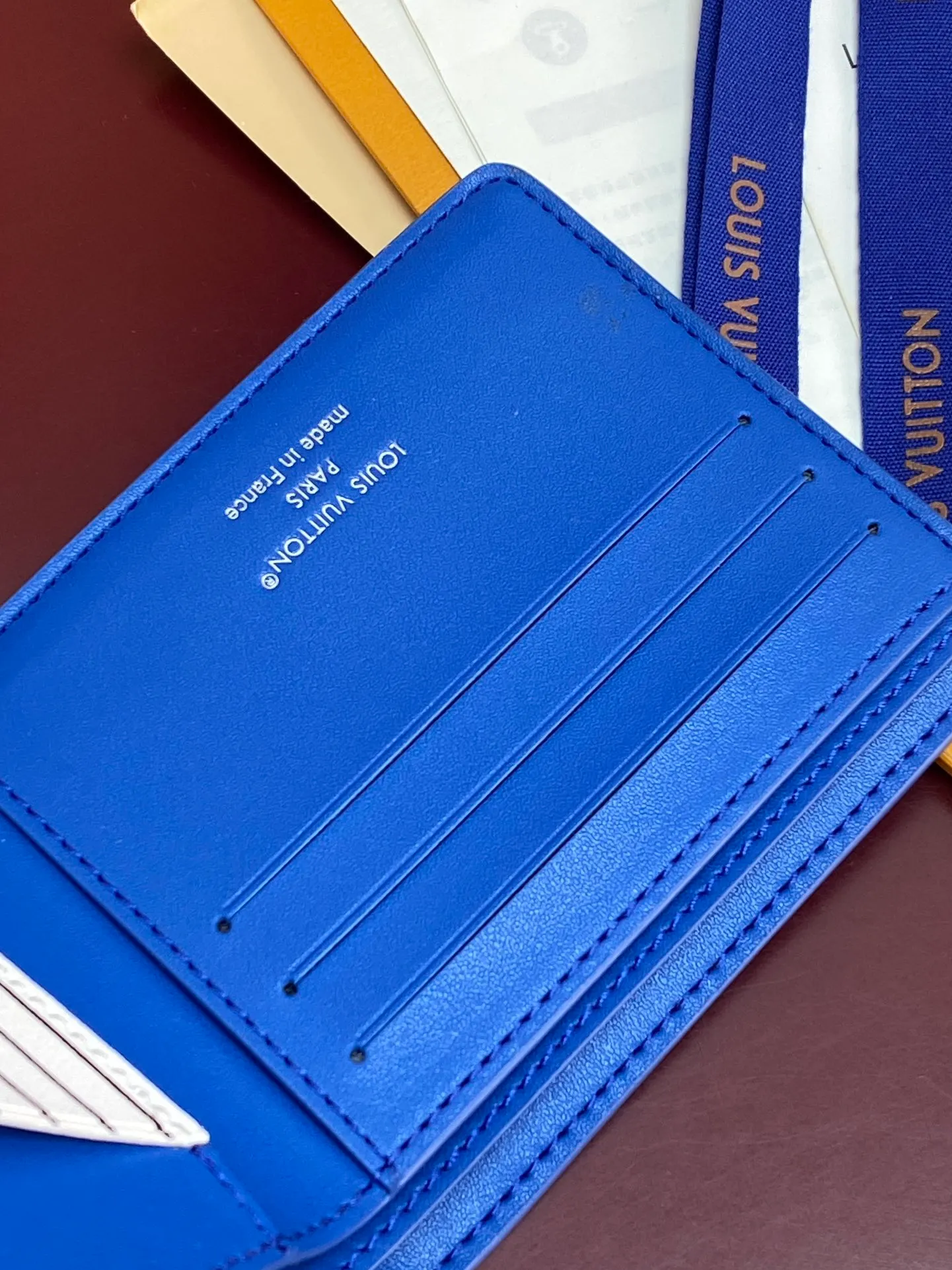M25801 blue! 🐢MULTIPLE Wallet, this Multiple wallet is made of Epi cow leather with a unique texture, and then uses cow leather and printed leather to build a sophisticated inner layer. The compact size includes card slots, pockets and compartments, making it a perfect choice for everyday travel.  9 x 1.5 x 11.5 cm (H x W x Length). 💰380