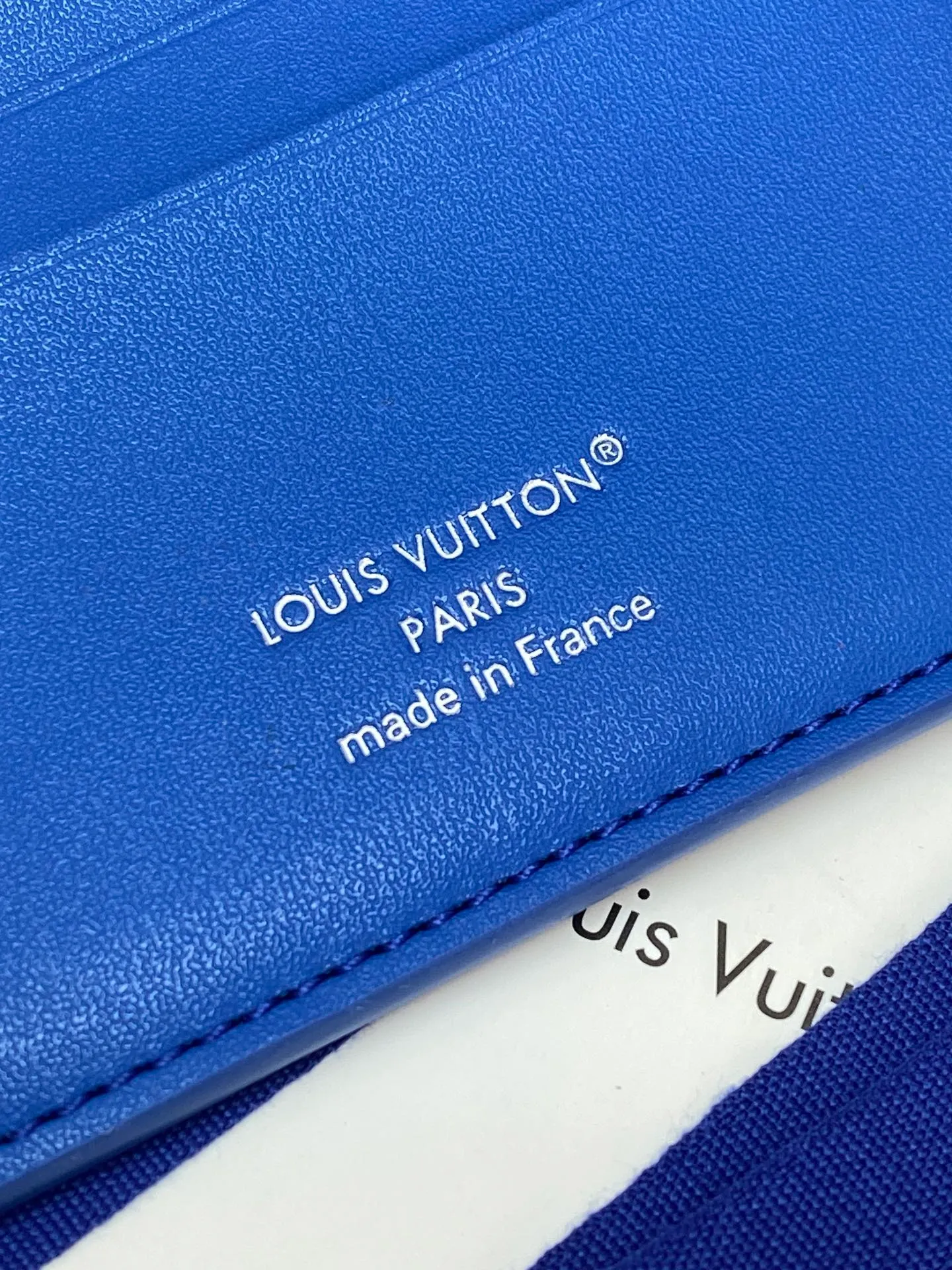 M25801 blue! 🐢MULTIPLE Wallet, this Multiple wallet is made of Epi cow leather with a unique texture, and then uses cow leather and printed leather to build a sophisticated inner layer. The compact size includes card slots, pockets and compartments, making it a perfect choice for everyday travel.  9 x 1.5 x 11.5 cm (H x W x Length). 💰380
