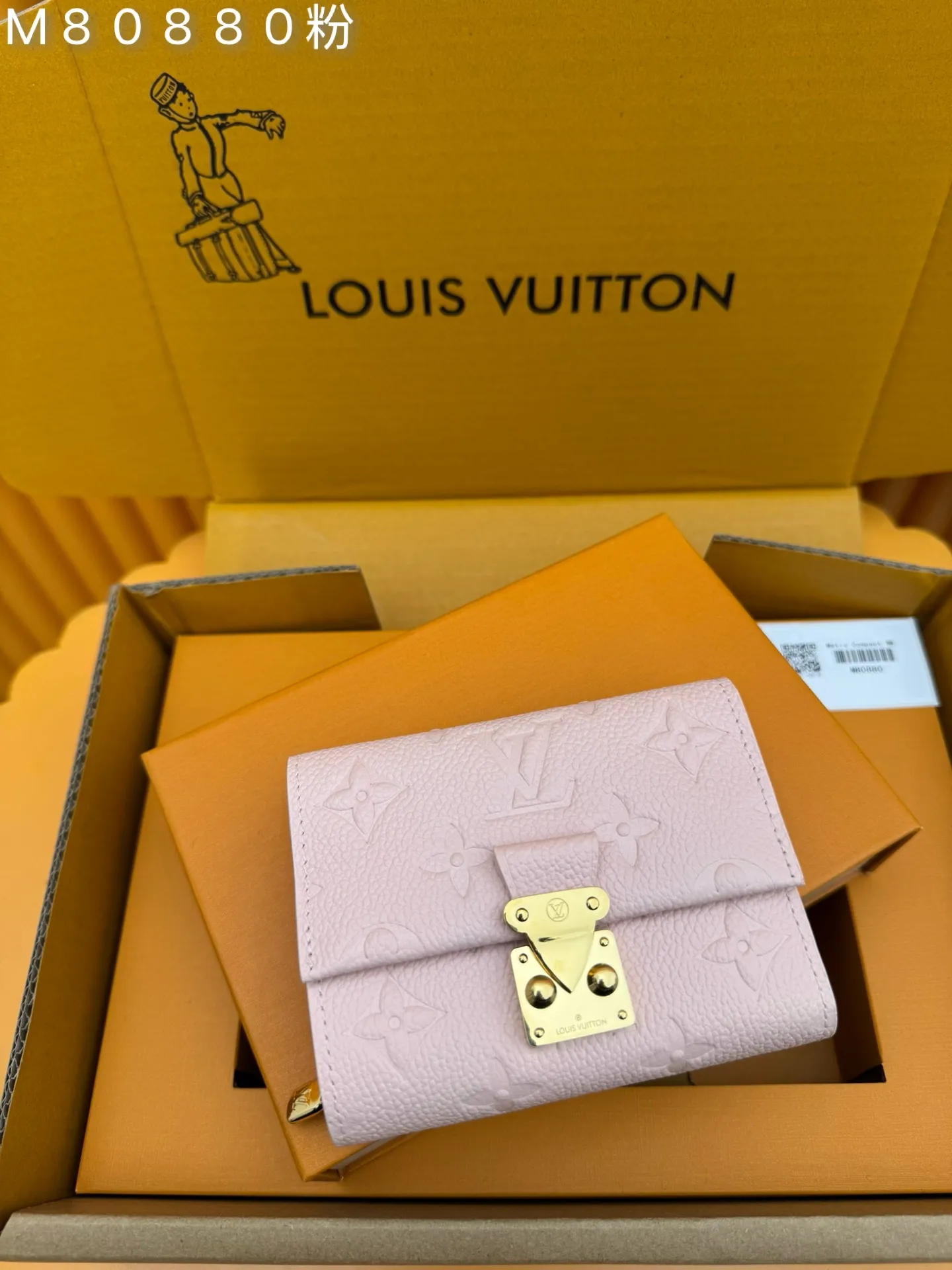 M80880 Powder "Special Duty Free" ♻️[Official special edition·First class material·All steel hardware·French chips·Full set of packaging] Métis short wallet inherits the inspiration of Métis leather goods series and embosses the classic Monogram pattern on soft Monogram Empreinte leather. The pocket S-lock lock secures the flap, continuing the classic Louis Vuitton hard case elements. The elegant construction offers ample interior space, including a zipped accordion coin pocket, patch pockets and card slots. 11.5x8.5x4cm 💰780