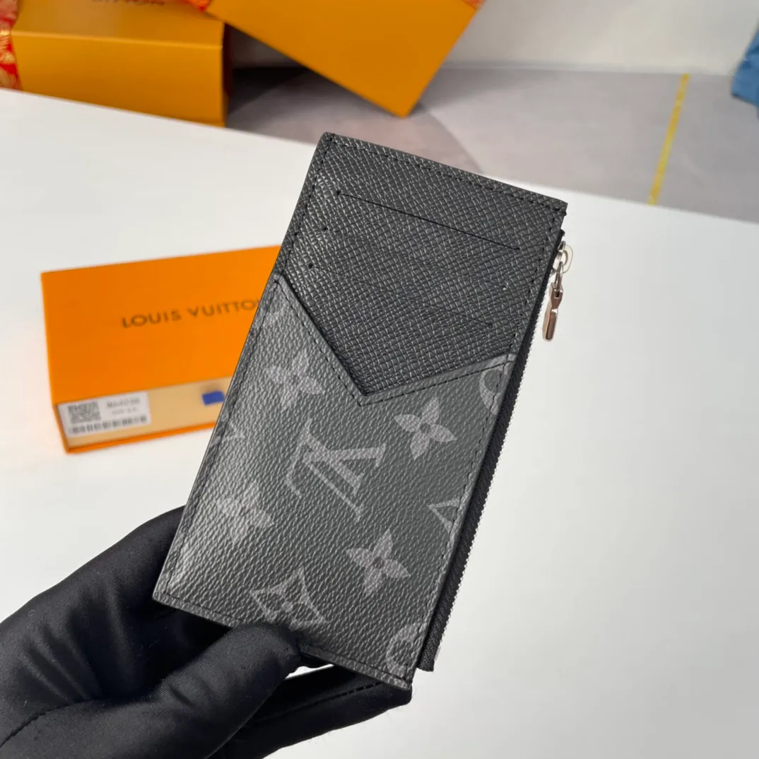 P300🇫🇷Exclusive real shot of overseas original M64038 black flower. This Coin card holder made of Damier Graphite canvas is a safe way to store coins and change. It has a slim appearance and interior features a credit card slot, zippered coin pocket and bill compartment. Black leather lining with black and gray canvas outer layer, fashionable and elegant. Size: 14×8cm