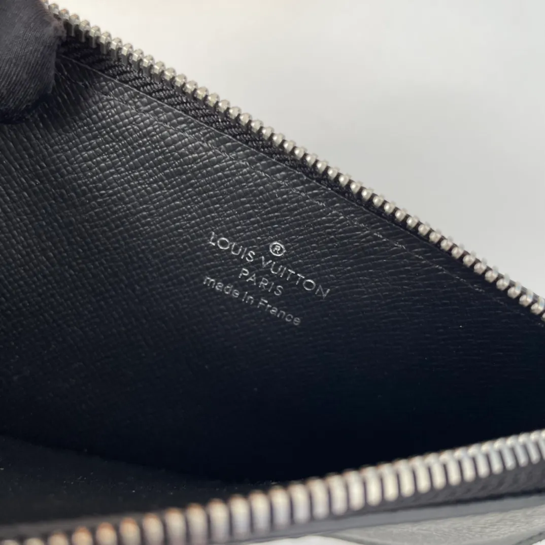 P300🇫🇷Exclusive real shot of overseas original M64038 black flower. This Coin card holder made of Damier Graphite canvas is a safe way to store coins and change. It has a slim appearance and interior features a credit card slot, zippered coin pocket and bill compartment. Black leather lining with black and gray canvas outer layer, fashionable and elegant. Size: 14×8cm