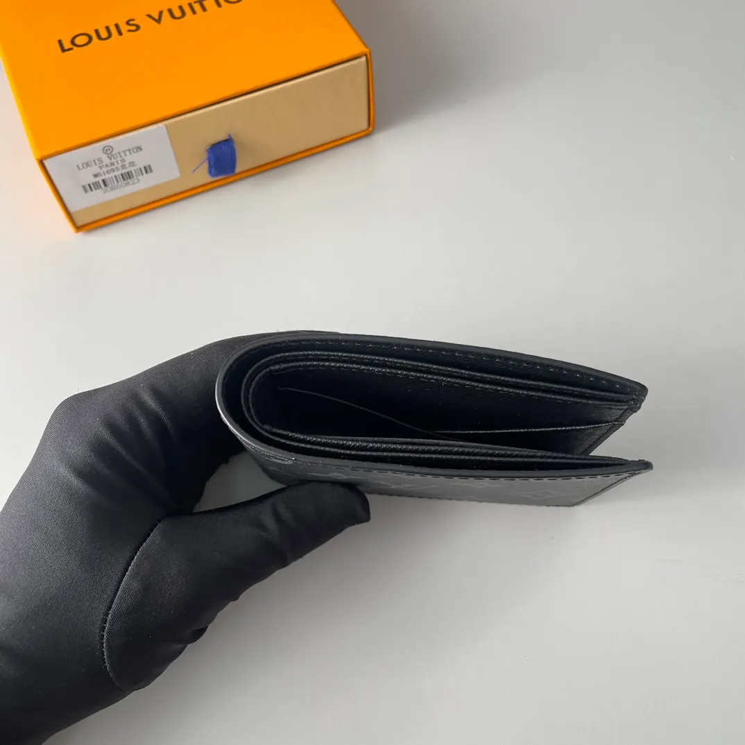 P220🇫🇷Exclusive real shot of overseas original single M61695! The Multiple wallet is made of the new iconic black and gray Monogram Eclipse canvas. The extremely practical interior design is equipped with numerous slots to easily store business cards, credit cards, and banknotes. Compact enough to fit into a garment pocket. Size: 11×9cm