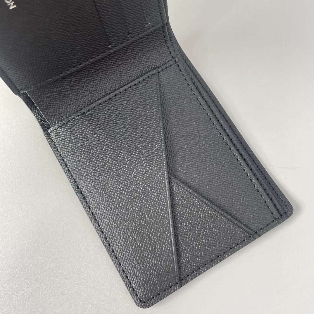 P220🇫🇷Exclusive real shot of overseas original single M61695! The Multiple wallet is made of the new iconic black and gray Monogram Eclipse canvas. The extremely practical interior design is equipped with numerous slots to easily store business cards, credit cards, and banknotes. Compact enough to fit into a garment pocket. Size: 11×9cm
