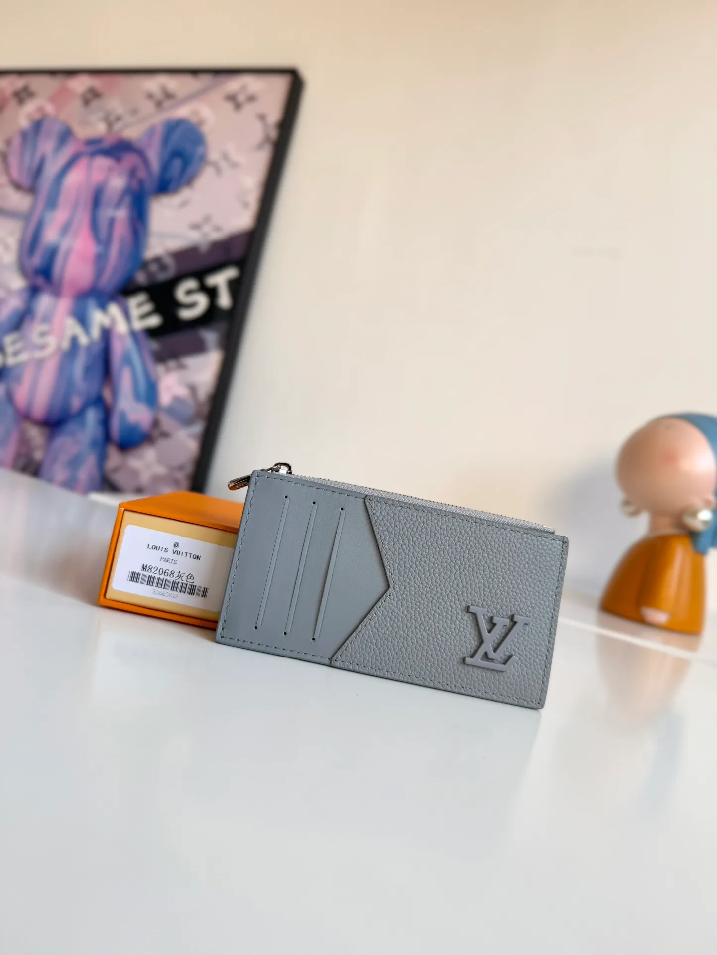 P380🇫🇷Overseas original single M82068 gray exclusive real shot! Crafted from Louis Vuitton's signature Taiga leather, the Coin Card Holder has a sleek look and is ideal for safely storing loose change. The interior features multiple credit card slots and bill compartments, as well as a zippered coin pocket. Size: 14.5×8×1cm