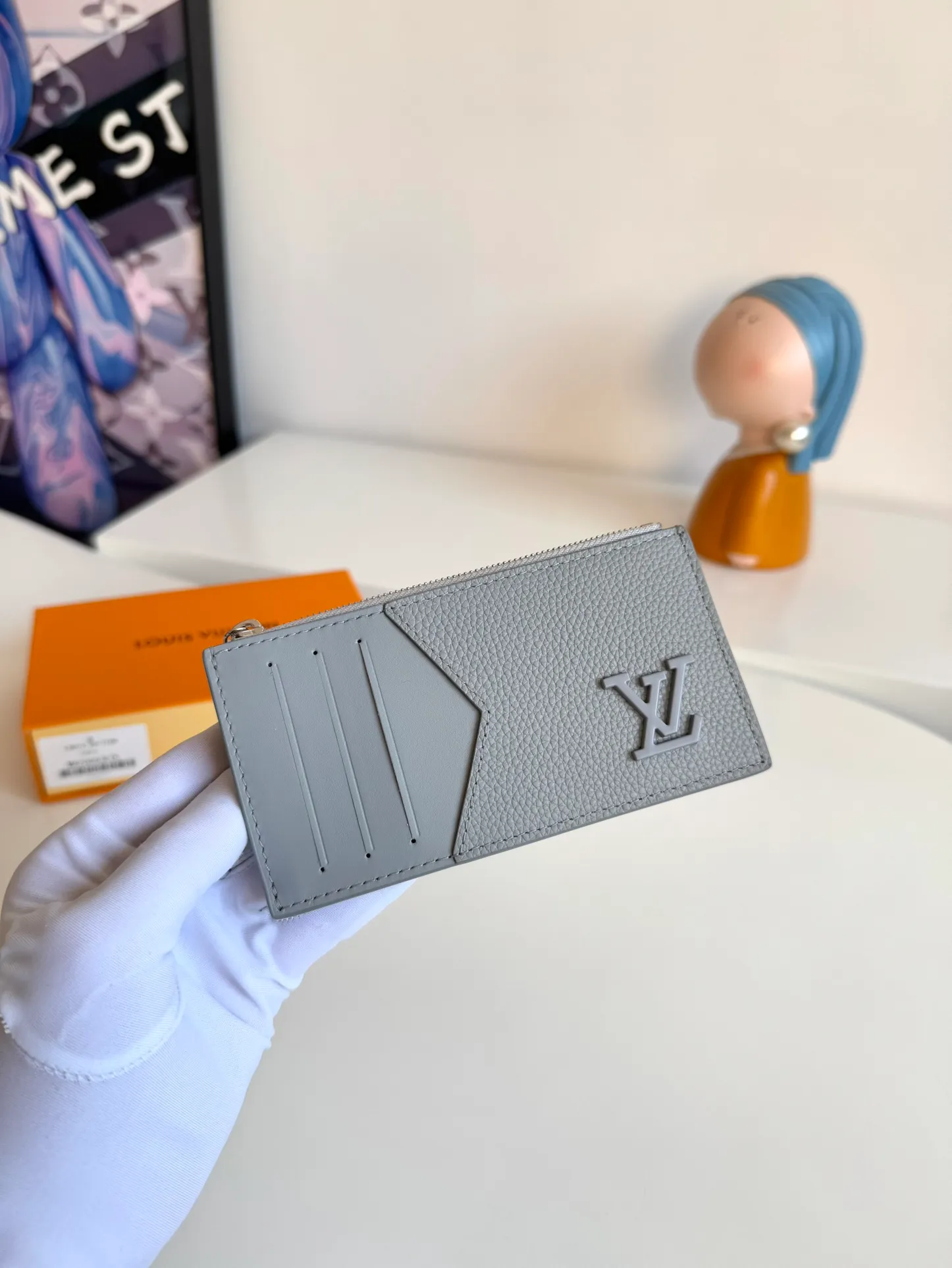 P380🇫🇷Overseas original single M82068 gray exclusive real shot! Crafted from Louis Vuitton's signature Taiga leather, the Coin Card Holder has a sleek look and is ideal for safely storing loose change. The interior features multiple credit card slots and bill compartments, as well as a zippered coin pocket. Size: 14.5×8×1cm