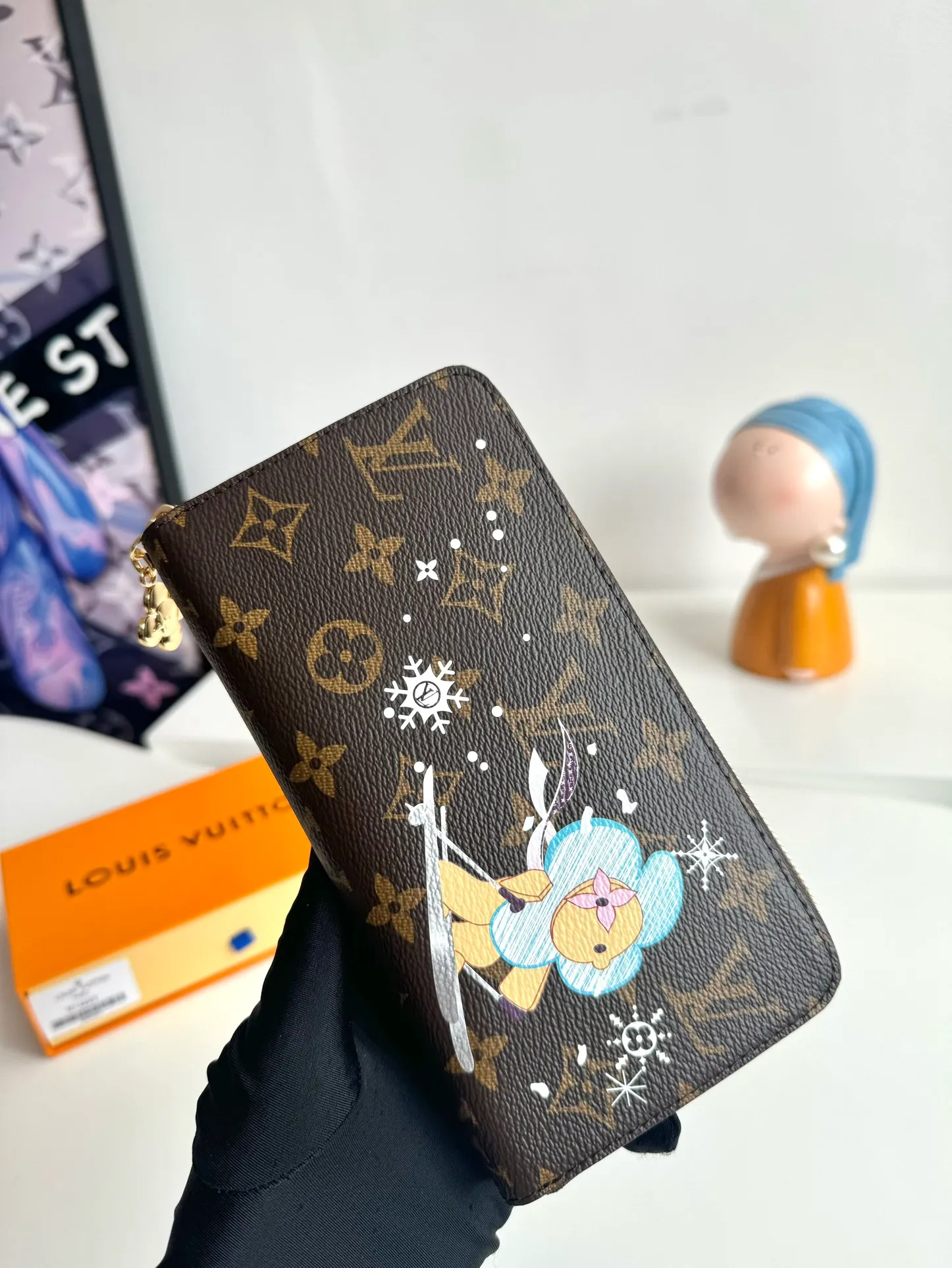 P480🇫🇷Exclusive real shot of overseas original single M12223! Made from Monogram canvas, the Zippy Wallet is functional and includes spacious compartments, a zippered coin pocket and multiple credit card slots. Named for its secure wraparound zipper, the wallet is lined with grained leather. Fully functional, it can also be used as a clutch. Size: 19×10cm