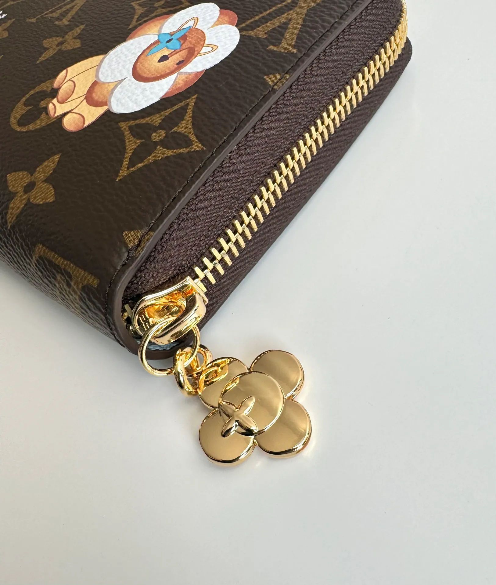 P480🇫🇷Exclusive real shot of overseas original single M12223! Made from Monogram canvas, the Zippy Wallet is functional and includes spacious compartments, a zippered coin pocket and multiple credit card slots. Named for its secure wraparound zipper, the wallet is lined with grained leather. Fully functional, it can also be used as a clutch. Size: 19×10cm