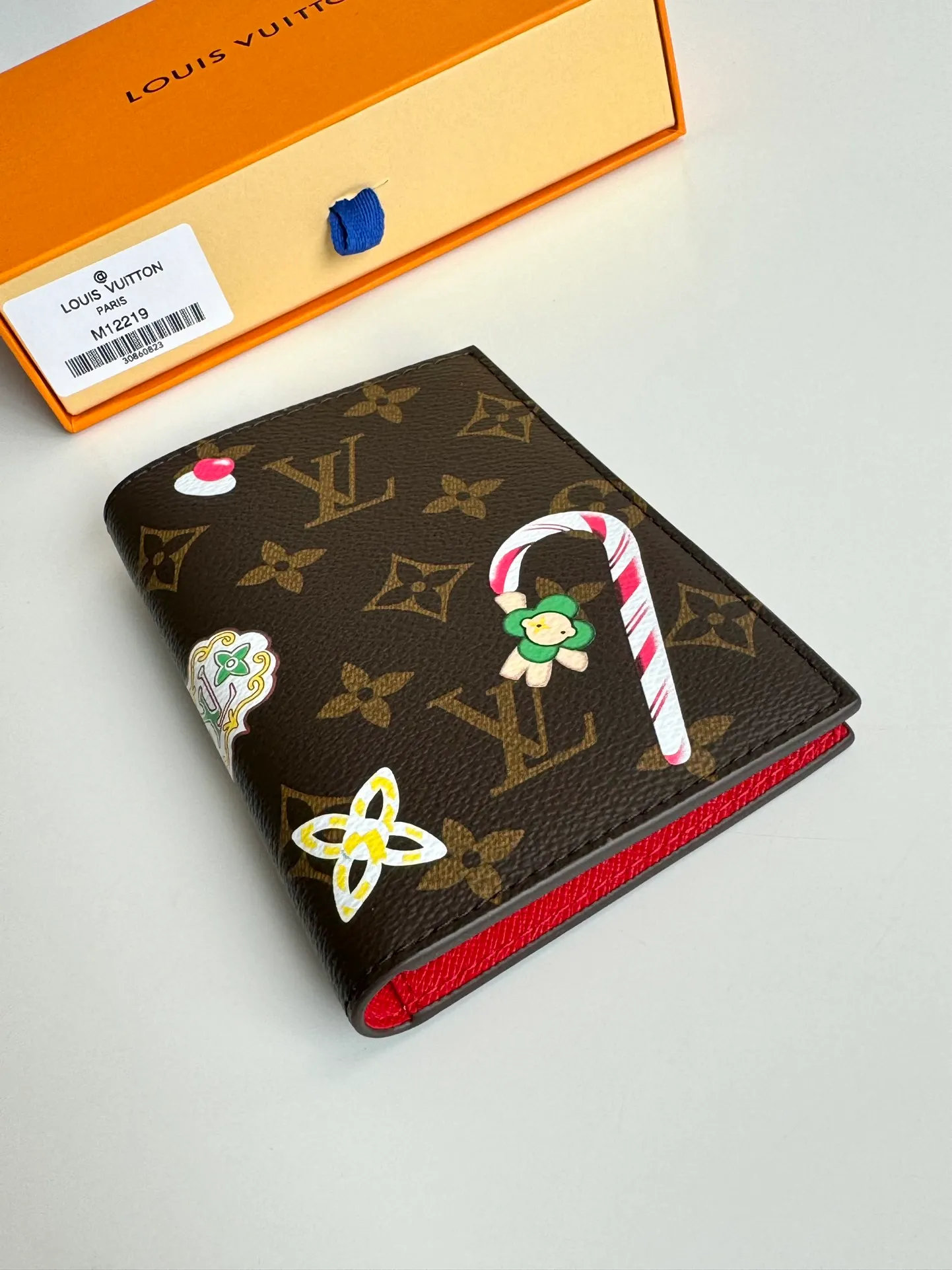 P320🇫🇷Exclusive real shot of overseas original single M12219! This passport cover displays the fun charm of the Snow Show series with the brand mascot Vivienne, depicting LV snowflakes and cute polar bears on Monogram canvas. The leather lining is a finishing touch, and a flap pocket and card slot provide organized organization. Size: 14×10×2.5cm