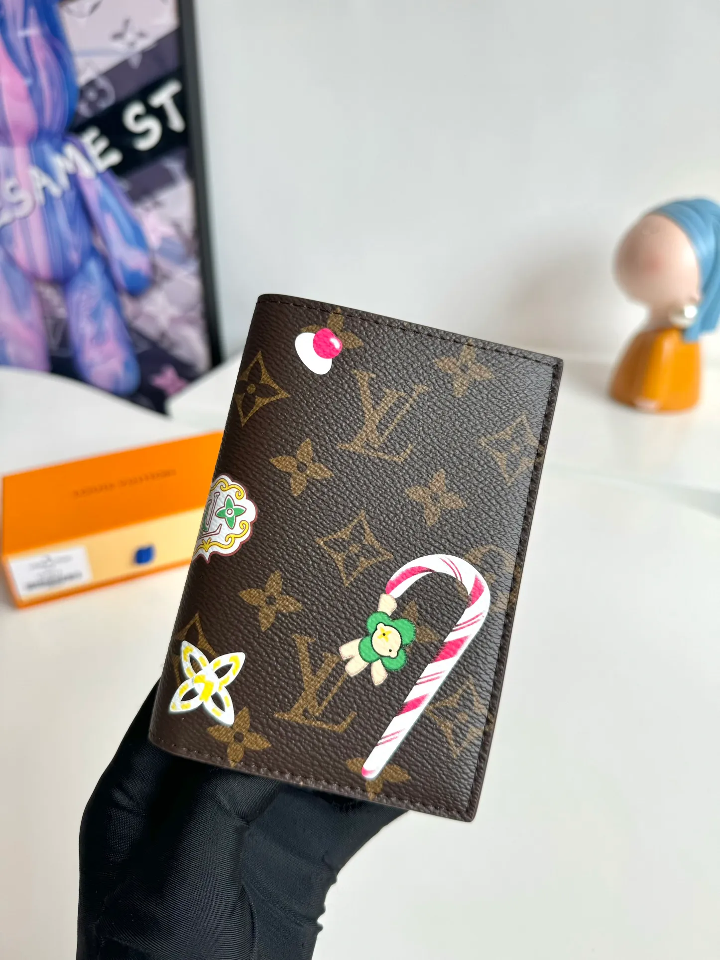 P320🇫🇷Exclusive real shot of overseas original single M12219! This passport cover displays the fun charm of the Snow Show series with the brand mascot Vivienne, depicting LV snowflakes and cute polar bears on Monogram canvas. The leather lining is a finishing touch, and a flap pocket and card slot provide organized organization. Size: 14×10×2.5cm