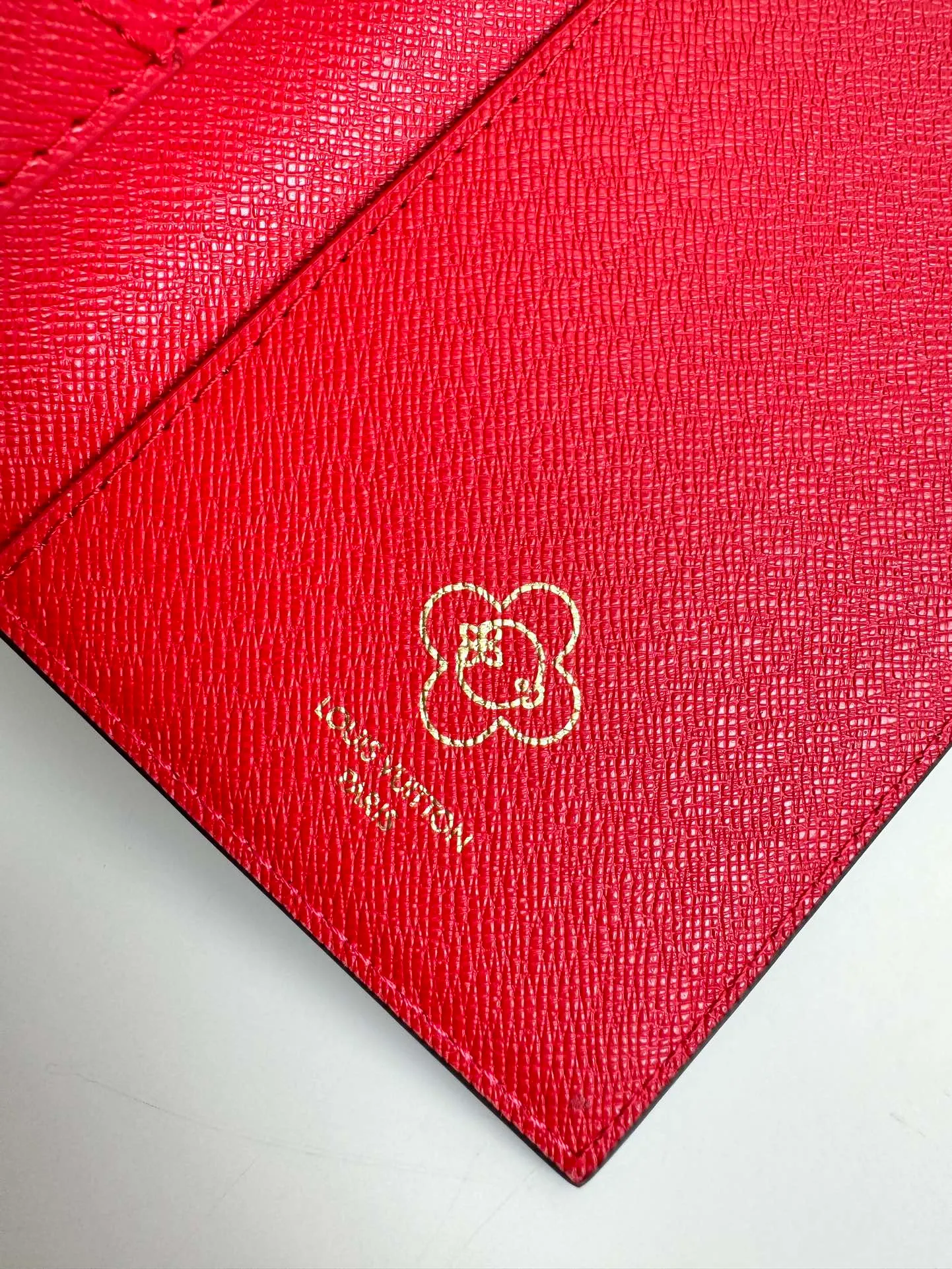 P320🇫🇷Exclusive real shot of overseas original single M12219! This passport cover displays the fun charm of the Snow Show series with the brand mascot Vivienne, depicting LV snowflakes and cute polar bears on Monogram canvas. The leather lining is a finishing touch, and a flap pocket and card slot provide organized organization. Size: 14×10×2.5cm