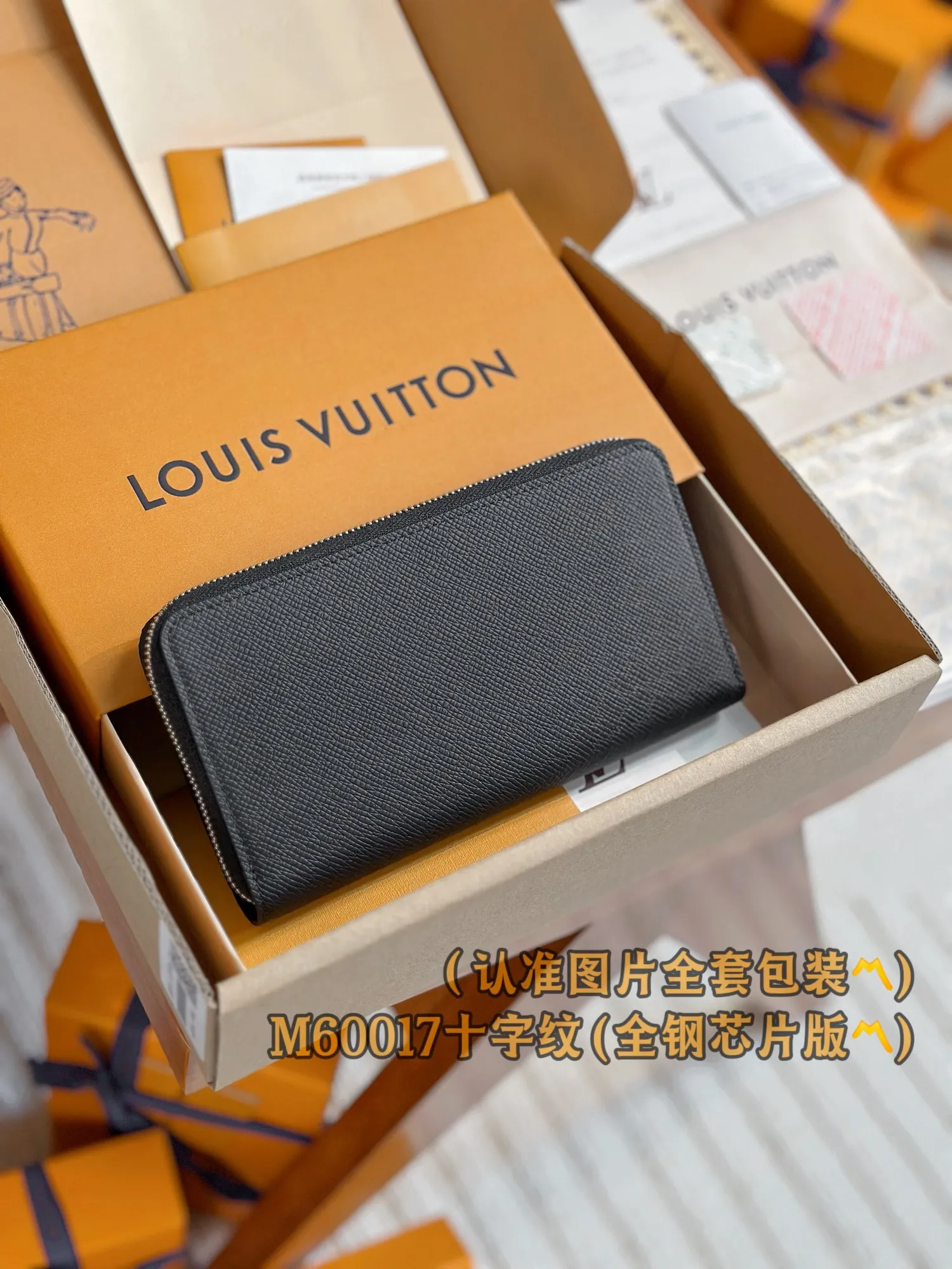 M60017 Cross pattern black (〽️Grade A all steel〽️) personalized customized version! Transcoding chip, zipper wallet, this zipper wallet is made of Epi cowhide, with a unique grain texture. The zipper wallet is one of Louis Vuitton's classic styles. It is famous for its secure full zipper design. It has multiple credit card slots, pockets and compartments, perfect for storing daily items, and can be carried as a handbag. 19.5 x 10.5 x 2.5 cm (length x height x width). Special 400