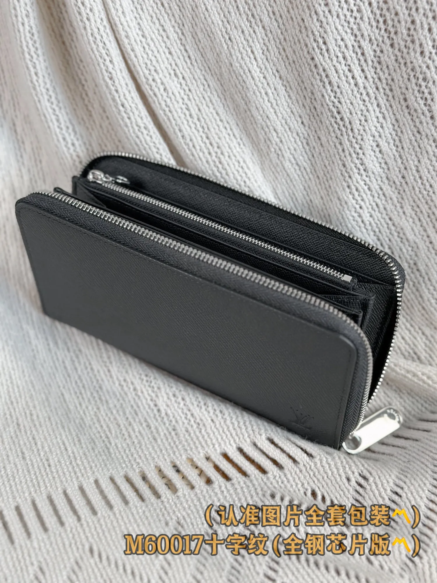 M60017 Cross pattern black (〽️Grade A all steel〽️) personalized customized version! Transcoding chip, zipper wallet, this zipper wallet is made of Epi cowhide, with a unique grain texture. The zipper wallet is one of Louis Vuitton's classic styles. It is famous for its secure full zipper design. It has multiple credit card slots, pockets and compartments, perfect for storing daily items, and can be carried as a handbag. 19.5 x 10.5 x 2.5 cm (length x height x width). Special 400