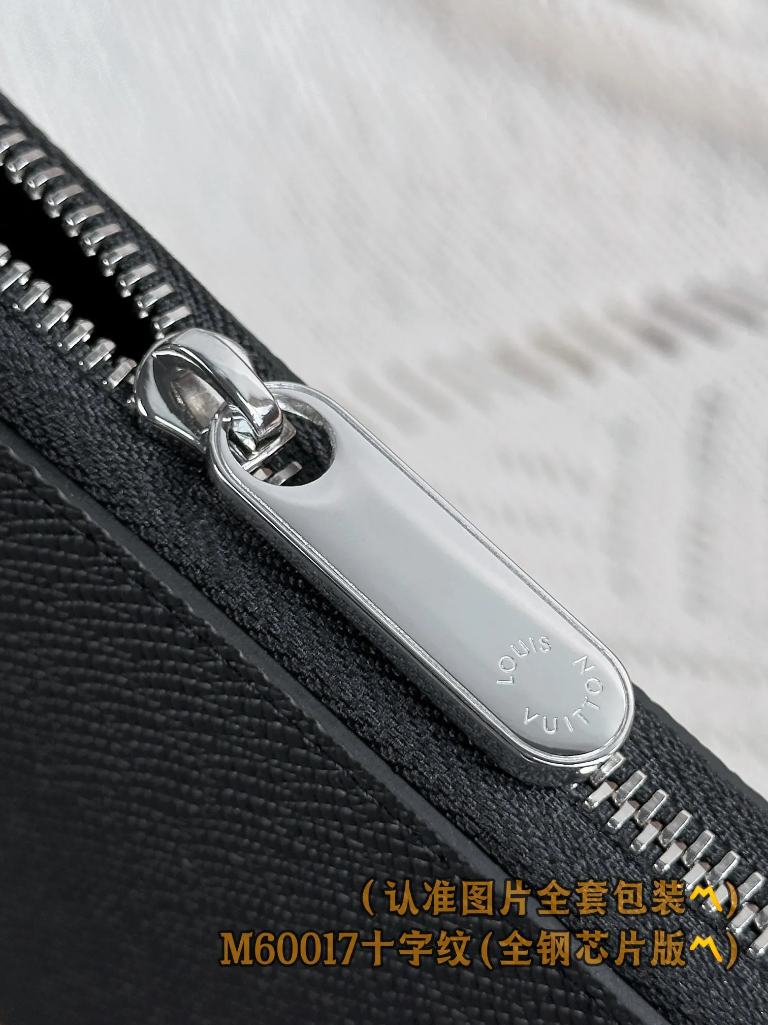M60017 Cross pattern black (〽️Grade A all steel〽️) personalized customized version! Transcoding chip, zipper wallet, this zipper wallet is made of Epi cowhide, with a unique grain texture. The zipper wallet is one of Louis Vuitton's classic styles. It is famous for its secure full zipper design. It has multiple credit card slots, pockets and compartments, perfect for storing daily items, and can be carried as a handbag. 19.5 x 10.5 x 2.5 cm (length x height x width). Special 400