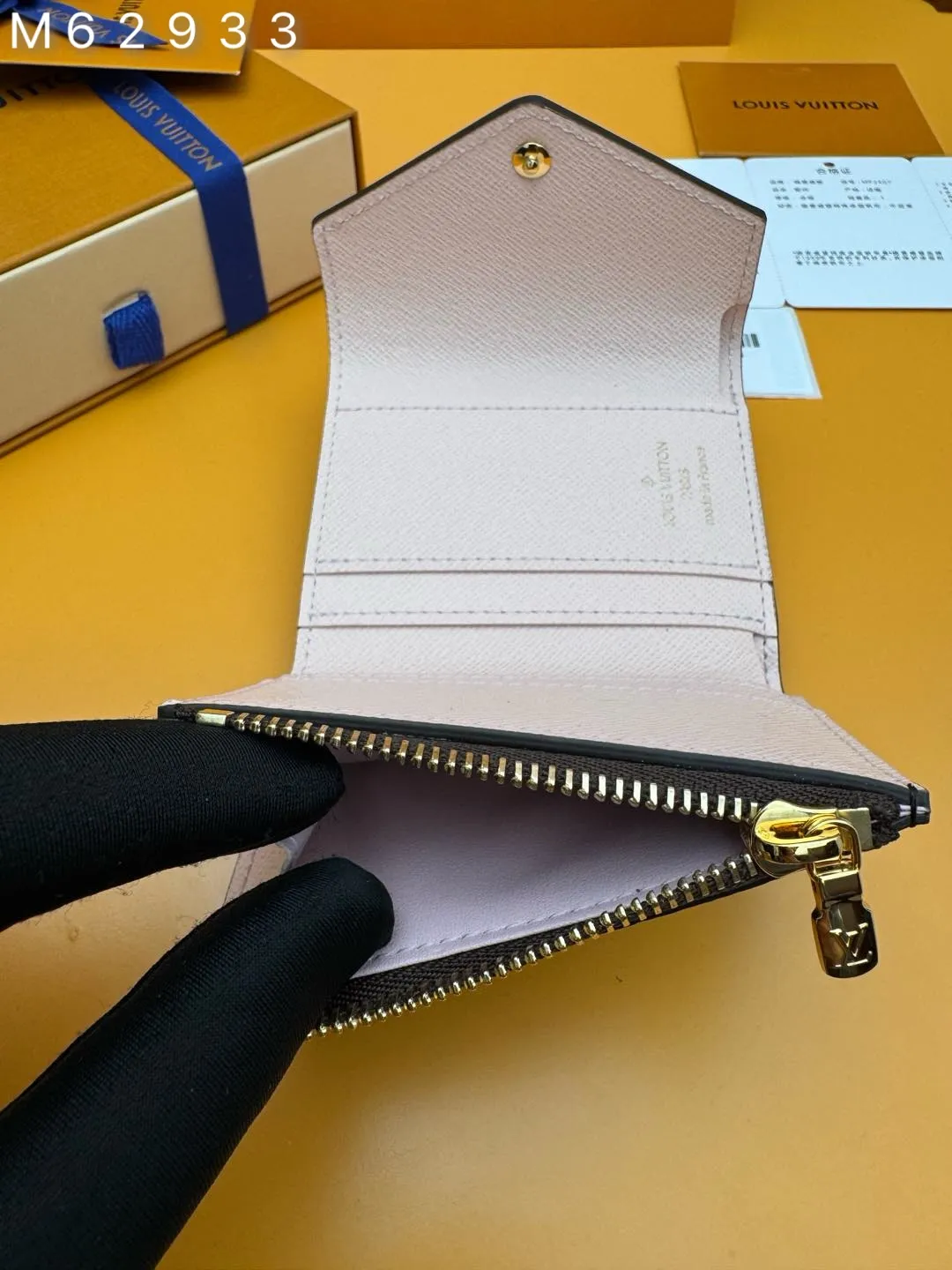 M62933 "Special Duty Free" ♻️[Official special edition·First-class material·All-steel hardware·French chips·Full set of packaging] The exquisite Zoe wallet: easily fits into the size of any small bag, enough to store coins, banknotes and credit cards. Monogram canvas is paired with colorful leather, and a gold Louis Vuitton snap buckle makes it more sophisticated and charming. 9.5x7.5x3.0 cm 💰560