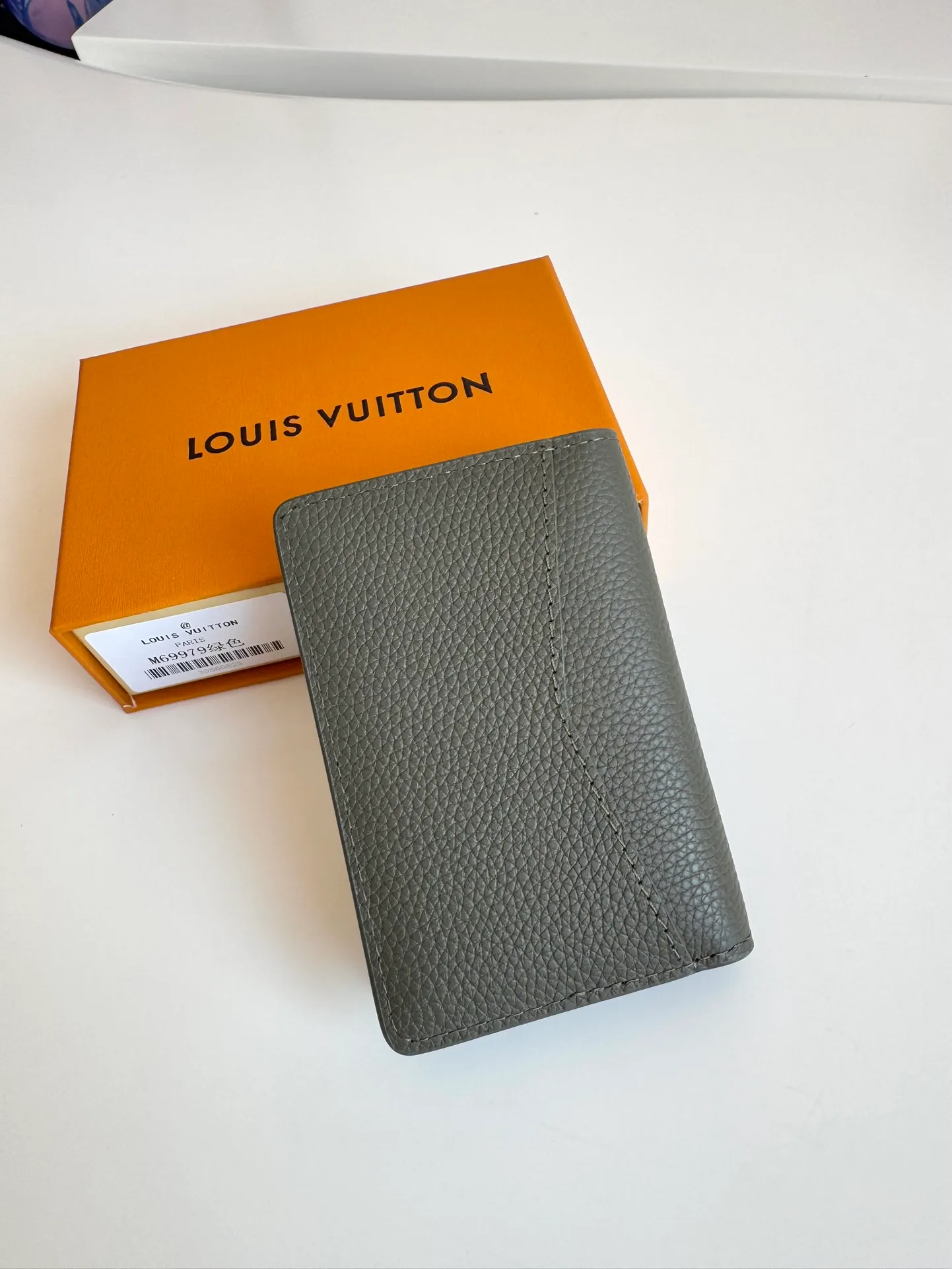 P340🇫🇷Overseas original single M69979 green exclusive real shot! The new LV Aerogram Pocket Wallet is made of cow leather as soft as old aviation letterheads. The metal LV letters discreetly mark the brand identity. It is equipped with compartments and card slots, achieving the fusion of elegance and functionality. Pairs with any LV Aerogram bag. Size: 11×8cm