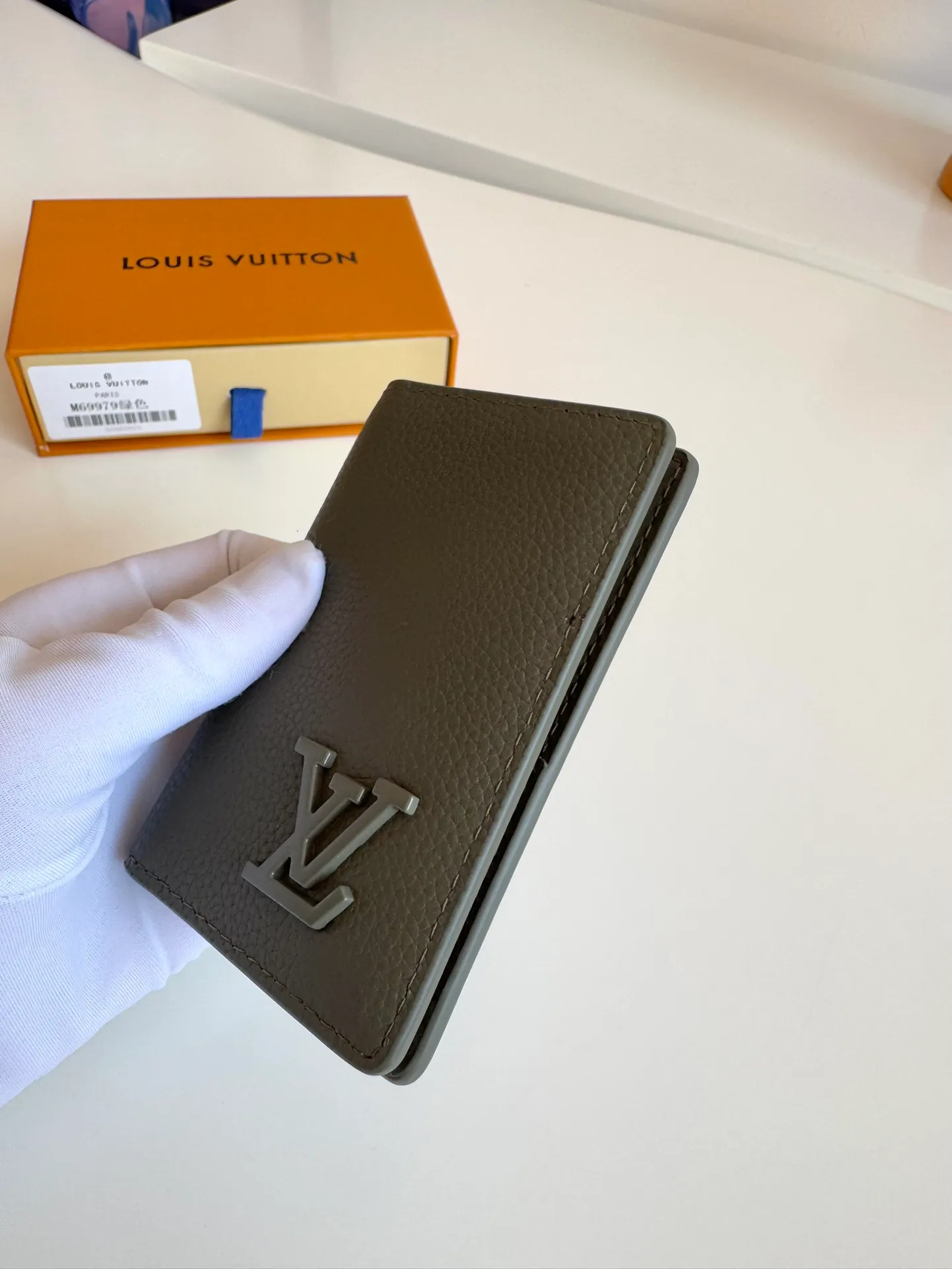 P340🇫🇷Overseas original single M69979 green exclusive real shot! The new LV Aerogram Pocket Wallet is made of cow leather as soft as old aviation letterheads. The metal LV letters discreetly mark the brand identity. It is equipped with compartments and card slots, achieving the fusion of elegance and functionality. Pairs with any LV Aerogram bag. Size: 11×8cm
