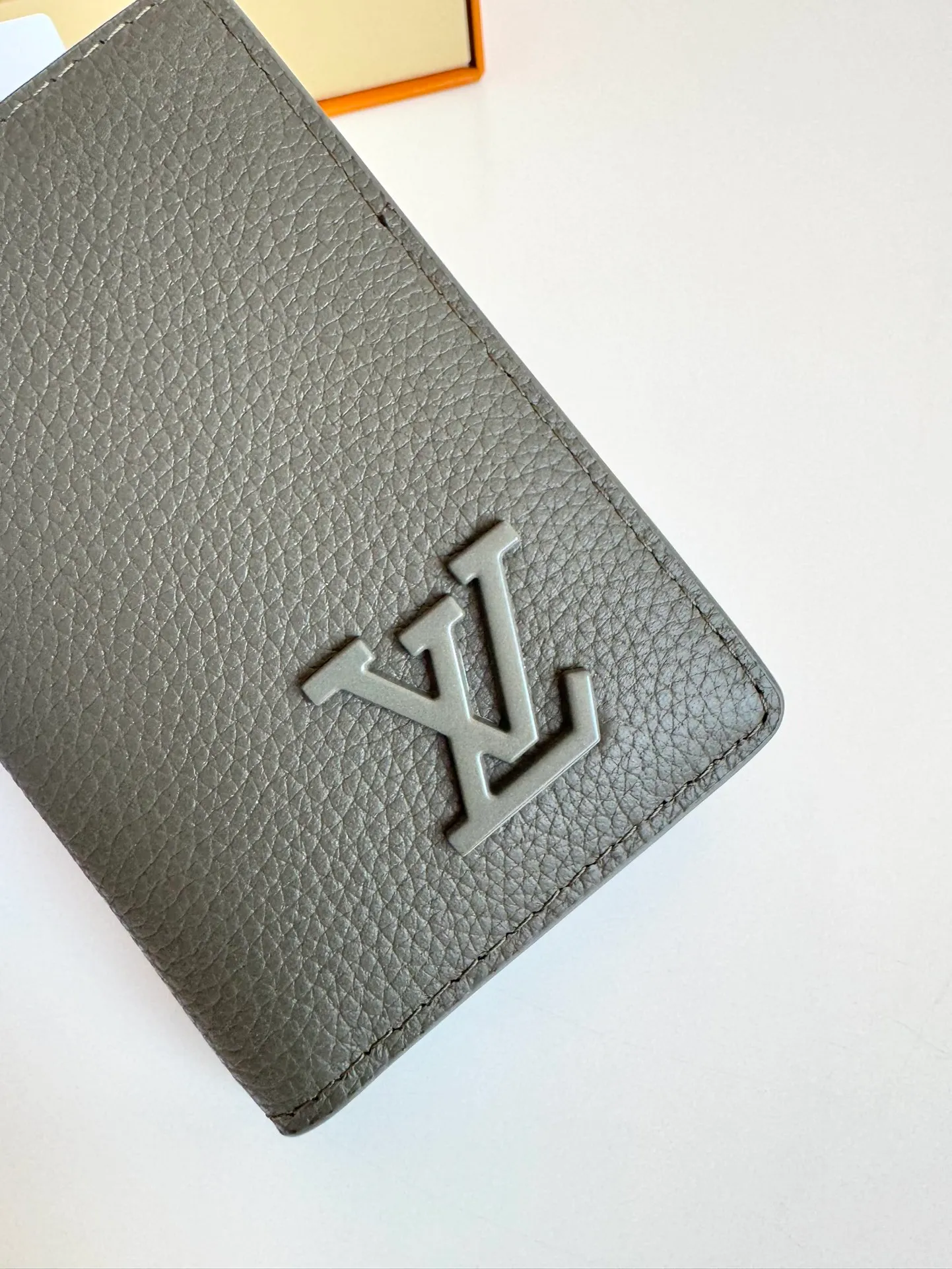 P340🇫🇷Overseas original single M69979 green exclusive real shot! The new LV Aerogram Pocket Wallet is made of cow leather as soft as old aviation letterheads. The metal LV letters discreetly mark the brand identity. It is equipped with compartments and card slots, achieving the fusion of elegance and functionality. Pairs with any LV Aerogram bag. Size: 11×8cm