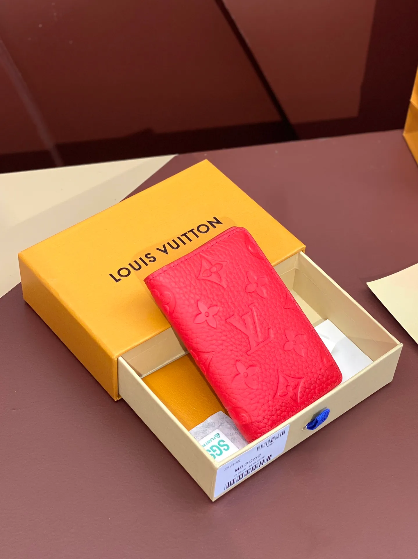 💰 340 M83069 Red! Chip version, (made of top-grain cowhide), this pocket wallet is made of full-grain Taurillon leather, with subtle embossed LV letters and Monogram flowers. The compact design has an inner pocket and an outer pocket for easy access to credit cards or transportation cards. Detailed features 7.5 x 11.1 x 1 cm (length x height x width).