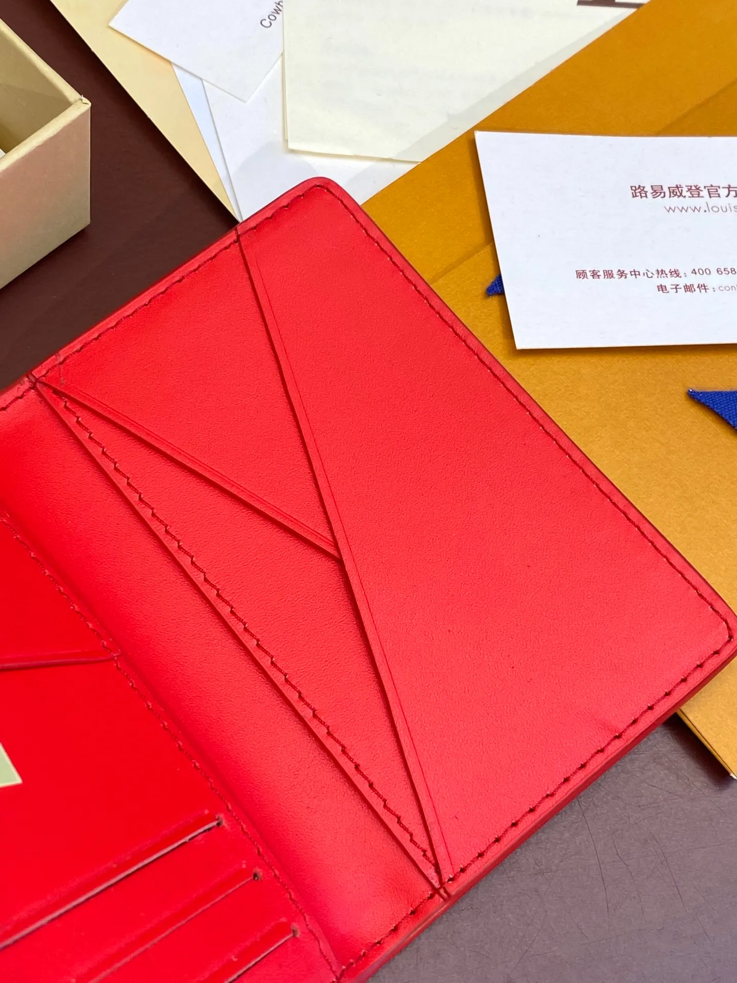 💰 340 M83069 Red! Chip version, (made of top-grain cowhide), this pocket wallet is made of full-grain Taurillon leather, with subtle embossed LV letters and Monogram flowers. The compact design has an inner pocket and an outer pocket for easy access to credit cards or transportation cards. Detailed features 7.5 x 11.1 x 1 cm (length x height x width).