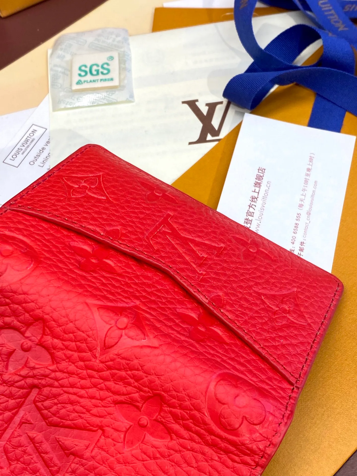💰 340 M83069 Red! Chip version, (made of top-grain cowhide), this pocket wallet is made of full-grain Taurillon leather, with subtle embossed LV letters and Monogram flowers. The compact design has an inner pocket and an outer pocket for easy access to credit cards or transportation cards. Detailed features 7.5 x 11.1 x 1 cm (length x height x width).