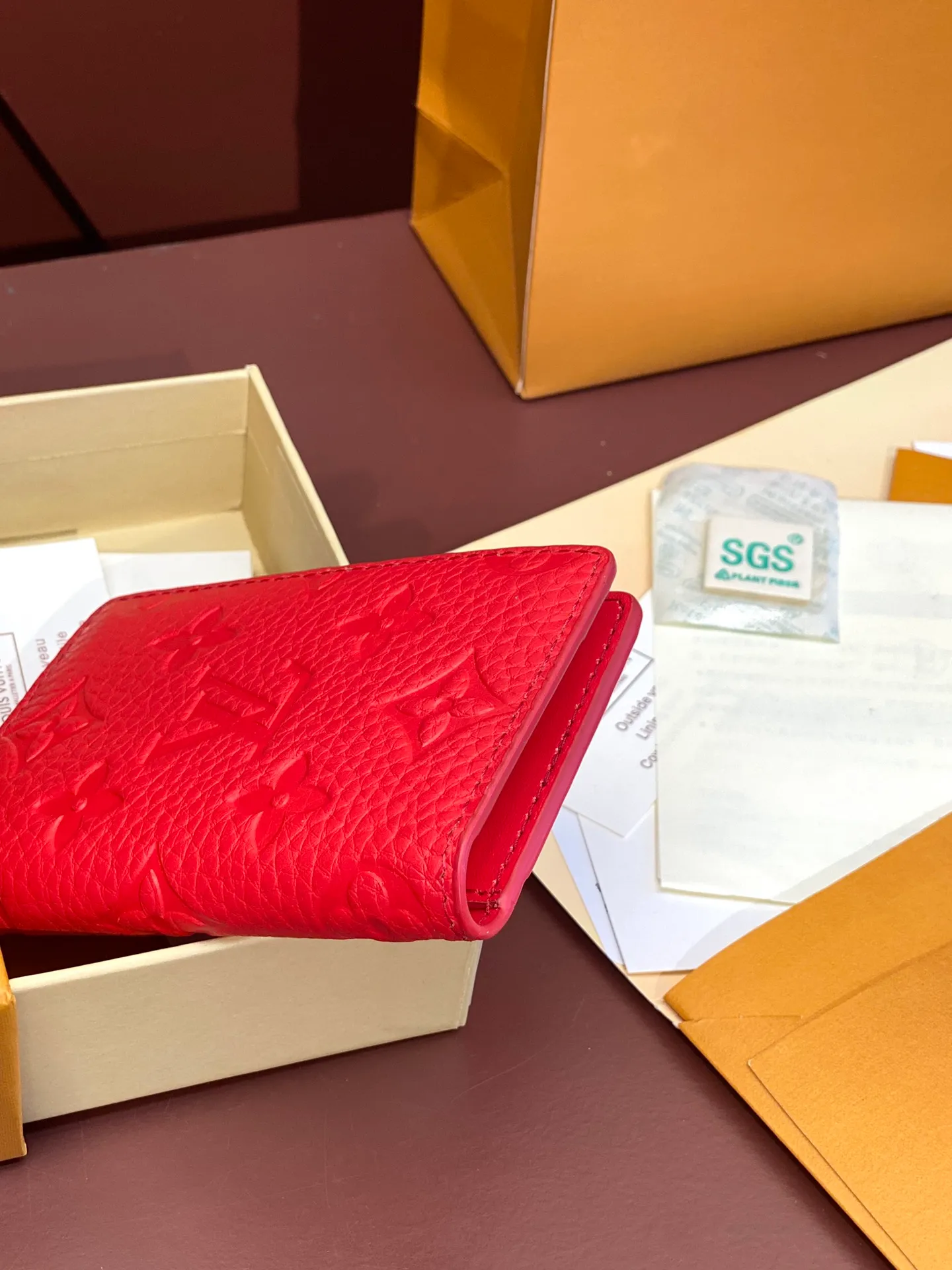 💰 340 M83069 Red! Chip version, (made of top-grain cowhide), this pocket wallet is made of full-grain Taurillon leather, with subtle embossed LV letters and Monogram flowers. The compact design has an inner pocket and an outer pocket for easy access to credit cards or transportation cards. Detailed features 7.5 x 11.1 x 1 cm (length x height x width).