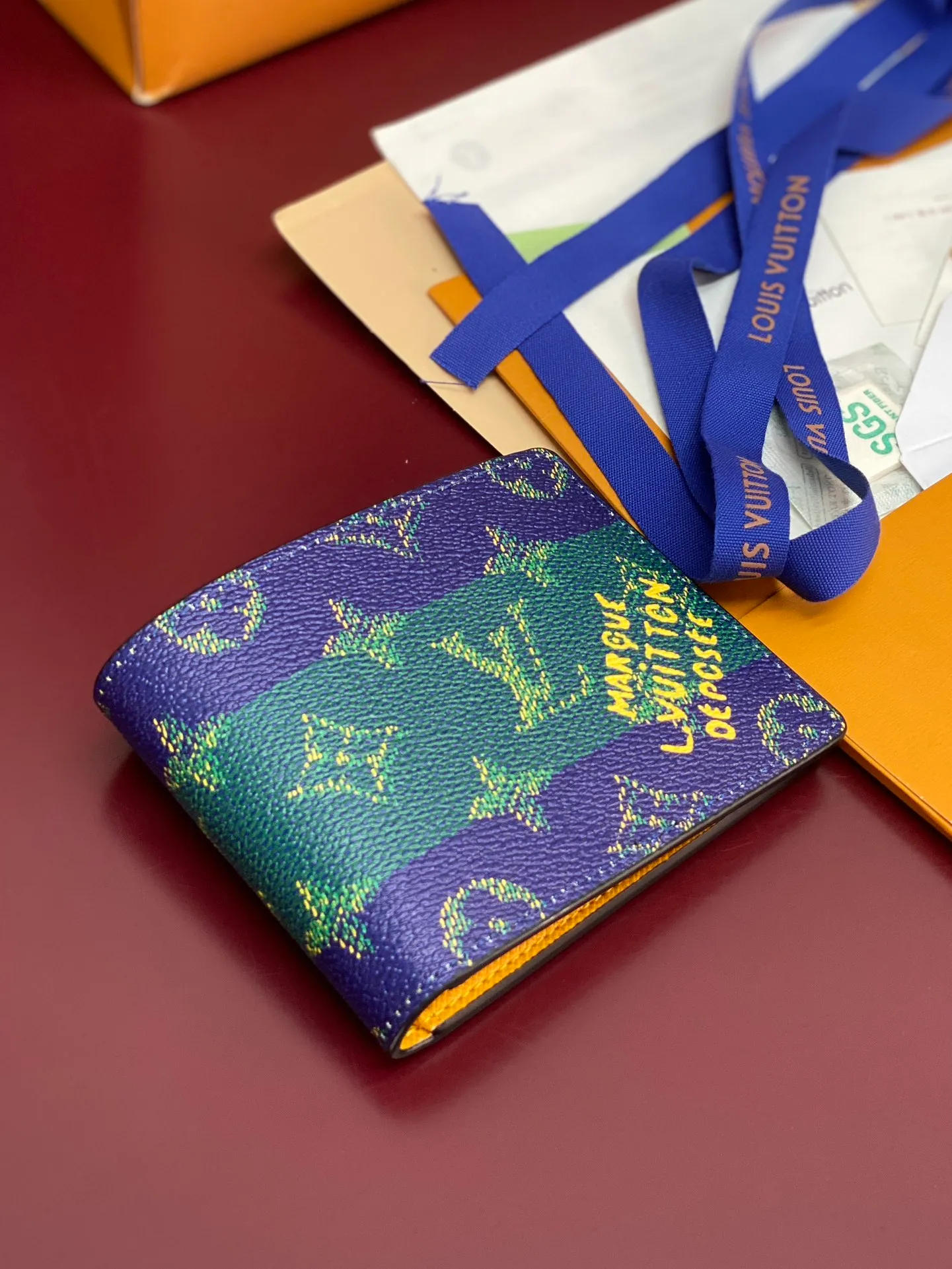 M25795 Multiple Wallet, this Multiple wallet is made of Monogram Heritage canvas, with a contrasting leather lining, and part of the lining is decorated with a colorful stripe print. Monogram Heritage is Pharrell Williams' reinterpretation of the original Damier pattern, integrating its warp and weft plaid into the Monogram pattern, adding a modern style. The wallet features multiple business card slots and compartments, making it easy to fit in your pocket.  11.5 x 9 x 1.5 cm (length x height x width). 💰340