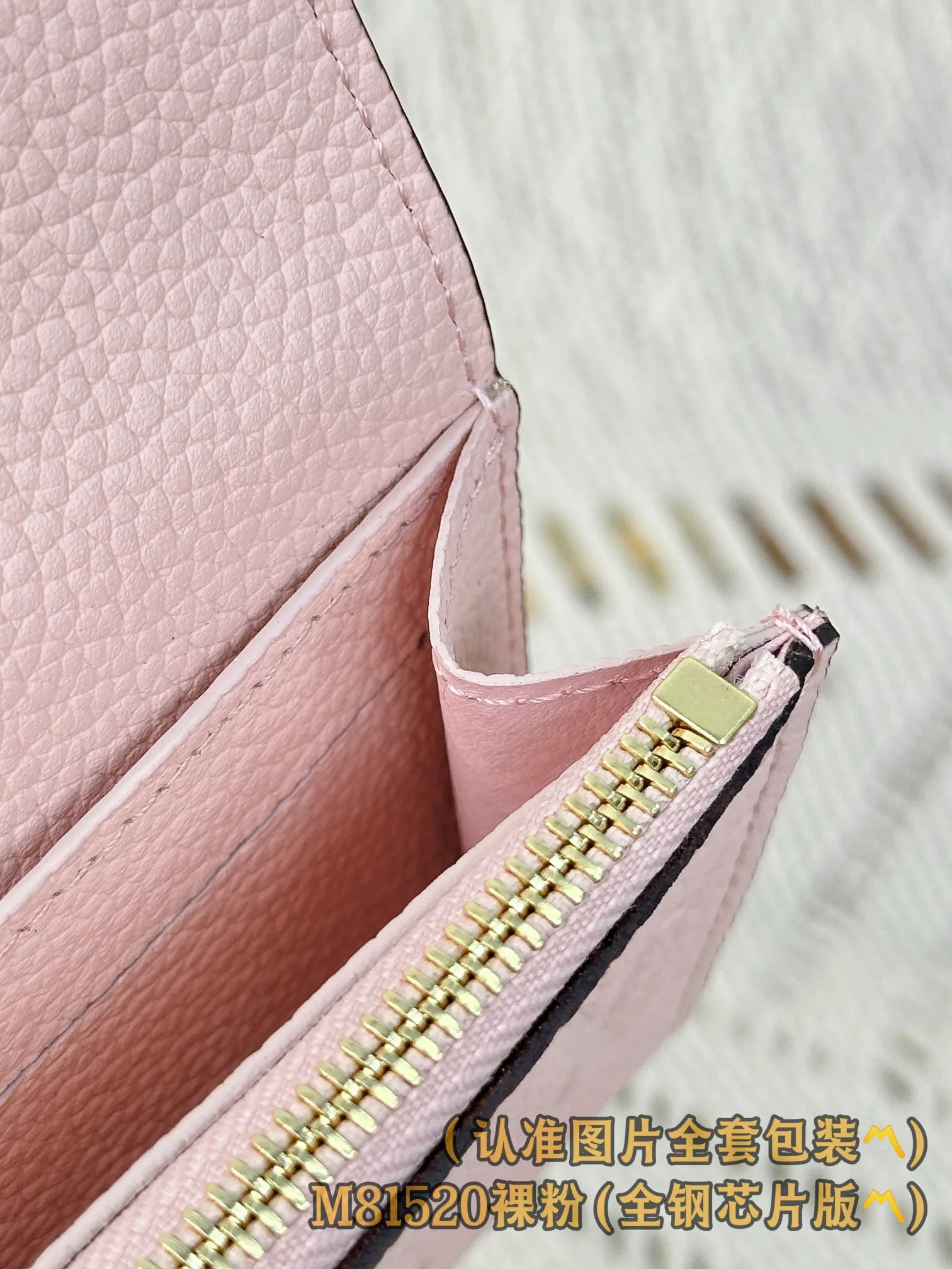 M81520 nude pink (〽️Grade A all-steel〽️) personalized customized version! Transcoding chip, ROSALIE coin purse This Rosalie coin purse is made of Monogram Empreinte embossed soft-grained cow leather. It opens with a rounded flap to create a compact shape. It has a zippered coin pocket, a patch pocket and a card compartment. Louis Vuitton logo-engraved snaps secure the closure. 11 x 8 x 2.5 cm (length x height x width). Special 260