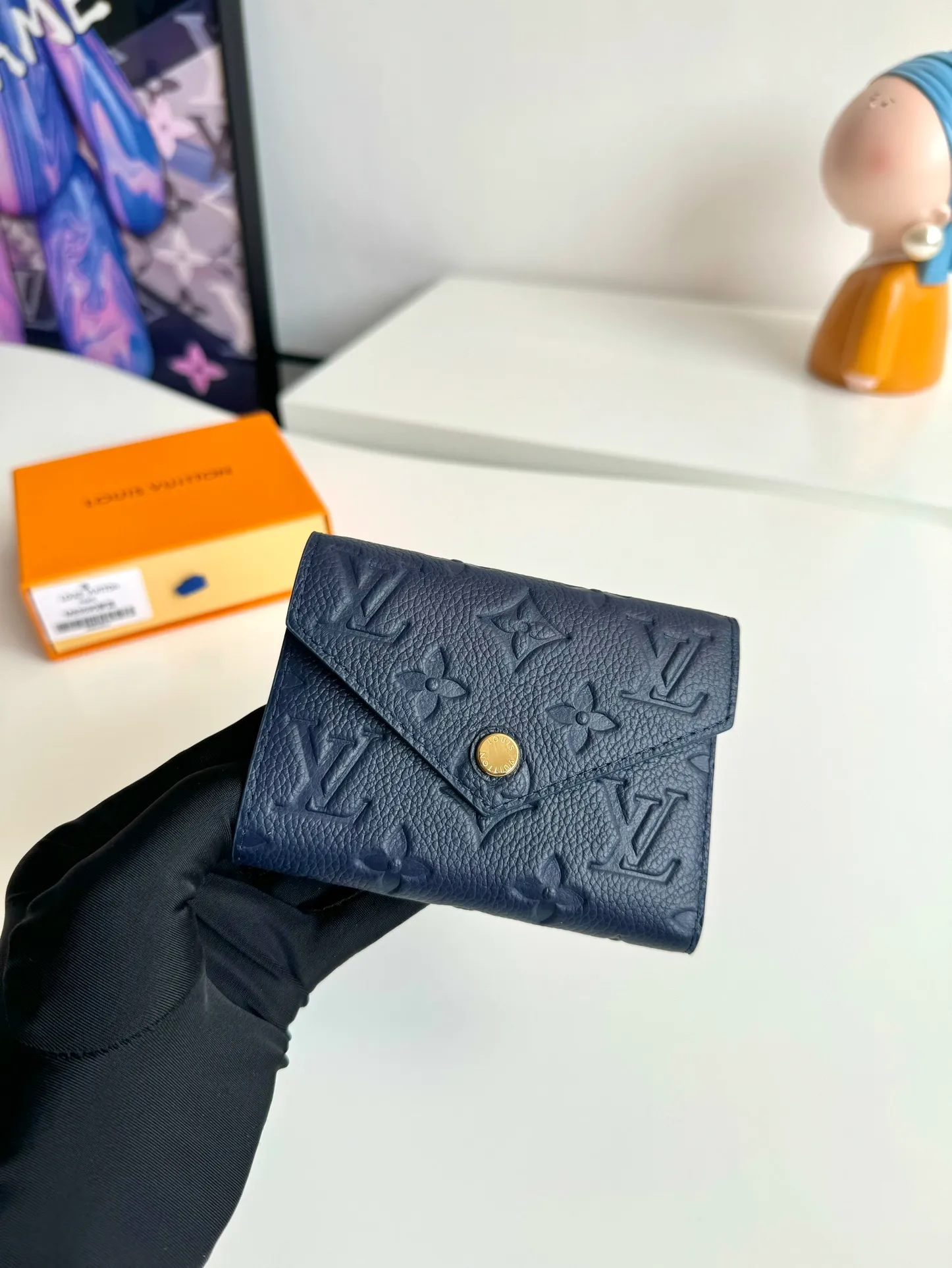 P480🇫🇷Overseas original single M83590 blue exclusive real shot! Gorgeous and functional, this soft and compact Victorine wallet in Monogram Empreinte leather is the ultimate fashion companion. Every detail has been carefully designed to maximize the storage function of a long wallet in a petite size. Size: 12×9cm
