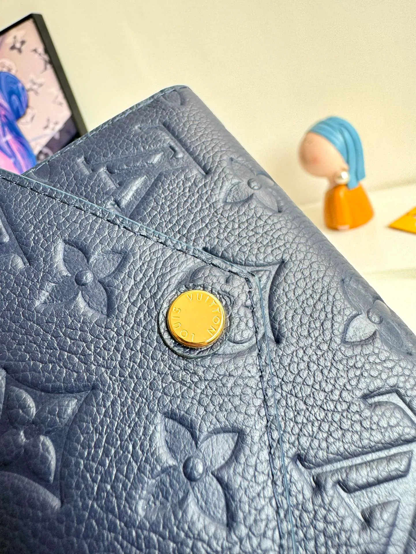P480🇫🇷Overseas original single M83590 blue exclusive real shot! Gorgeous and functional, this soft and compact Victorine wallet in Monogram Empreinte leather is the ultimate fashion companion. Every detail has been carefully designed to maximize the storage function of a long wallet in a petite size. Size: 12×9cm