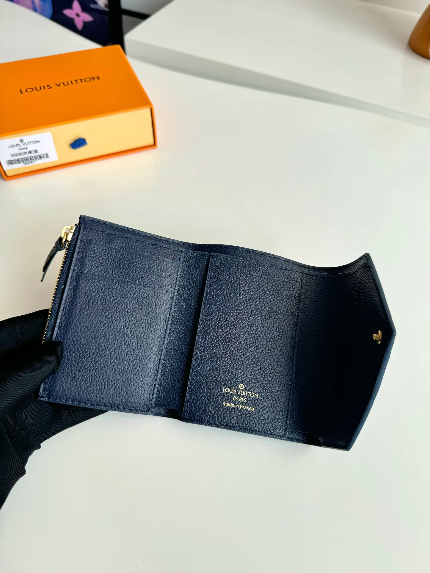P480🇫🇷Overseas original single M83590 blue exclusive real shot! Gorgeous and functional, this soft and compact Victorine wallet in Monogram Empreinte leather is the ultimate fashion companion. Every detail has been carefully designed to maximize the storage function of a long wallet in a petite size. Size: 12×9cm