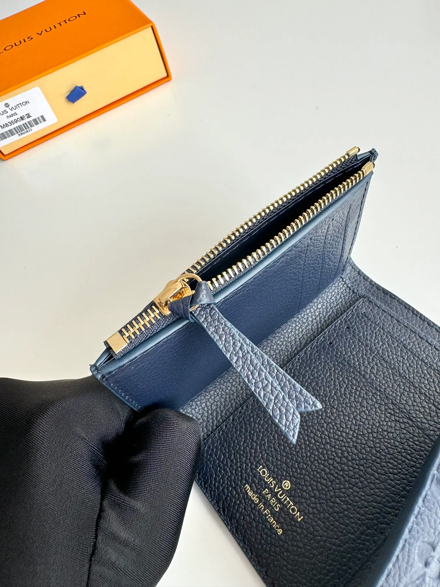 P480🇫🇷Overseas original single M83590 blue exclusive real shot! Gorgeous and functional, this soft and compact Victorine wallet in Monogram Empreinte leather is the ultimate fashion companion. Every detail has been carefully designed to maximize the storage function of a long wallet in a petite size. Size: 12×9cm
