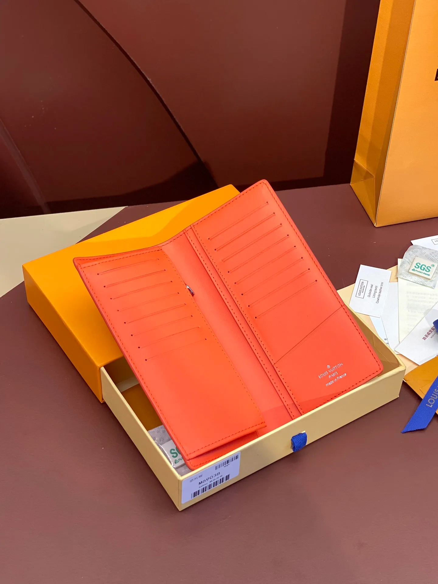 💰480 M69038 Orange! The chip version, (made of top-grain cowhide) Brazza wallet is made of soft Taurillon leather embossed with the Monogram pattern. It has various card slots, pockets and a large zippered coin compartment. It has ample capacity and can easily fit in most jacket pockets. Dimensions 10 x 19 x 2 cm (length x height x width).