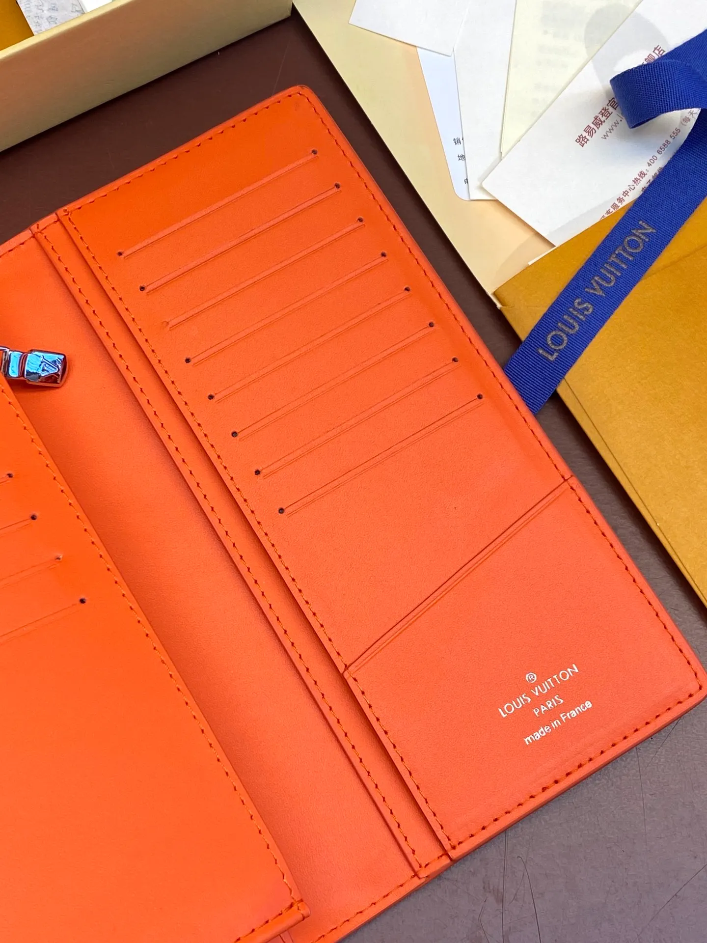 💰480 M69038 Orange! The chip version, (made of top-grain cowhide) Brazza wallet is made of soft Taurillon leather embossed with the Monogram pattern. It has various card slots, pockets and a large zippered coin compartment. It has ample capacity and can easily fit in most jacket pockets. Dimensions 10 x 19 x 2 cm (length x height x width).