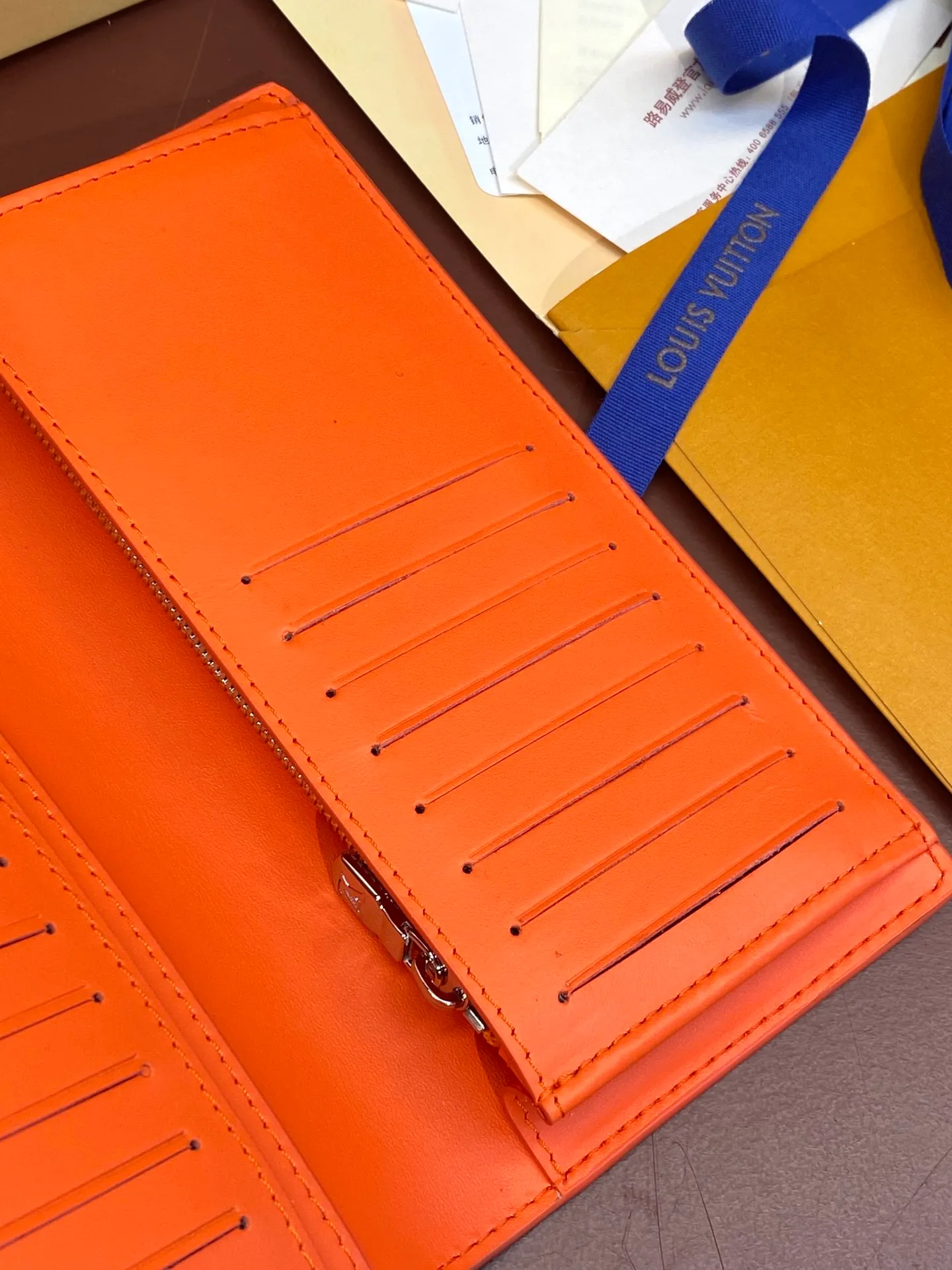 💰480 M69038 Orange! The chip version, (made of top-grain cowhide) Brazza wallet is made of soft Taurillon leather embossed with the Monogram pattern. It has various card slots, pockets and a large zippered coin compartment. It has ample capacity and can easily fit in most jacket pockets. Dimensions 10 x 19 x 2 cm (length x height x width).