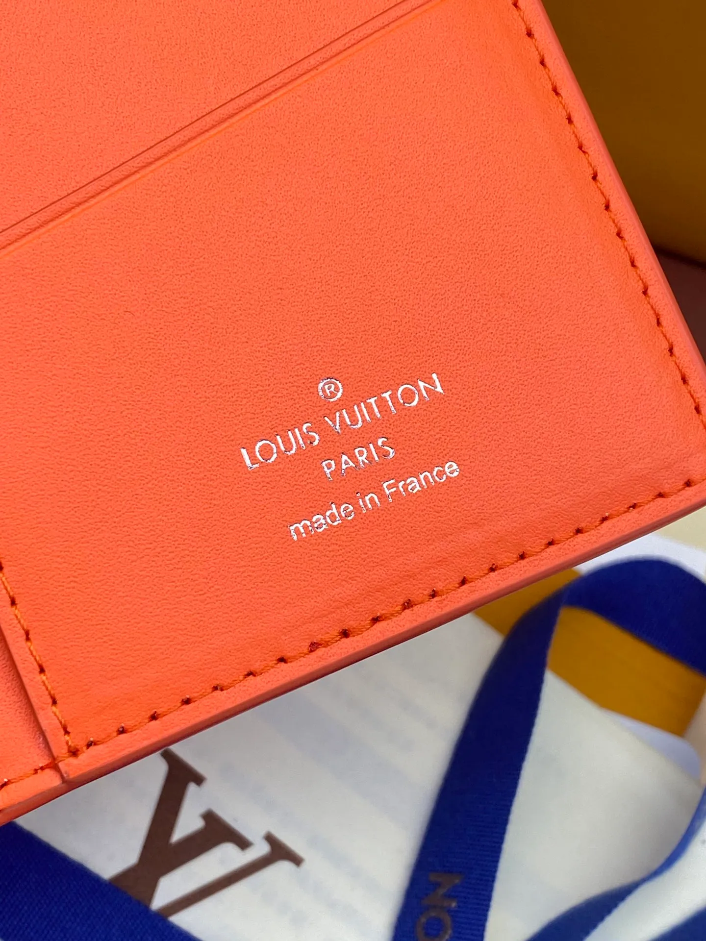 💰480 M69038 Orange! The chip version, (made of top-grain cowhide) Brazza wallet is made of soft Taurillon leather embossed with the Monogram pattern. It has various card slots, pockets and a large zippered coin compartment. It has ample capacity and can easily fit in most jacket pockets. Dimensions 10 x 19 x 2 cm (length x height x width).