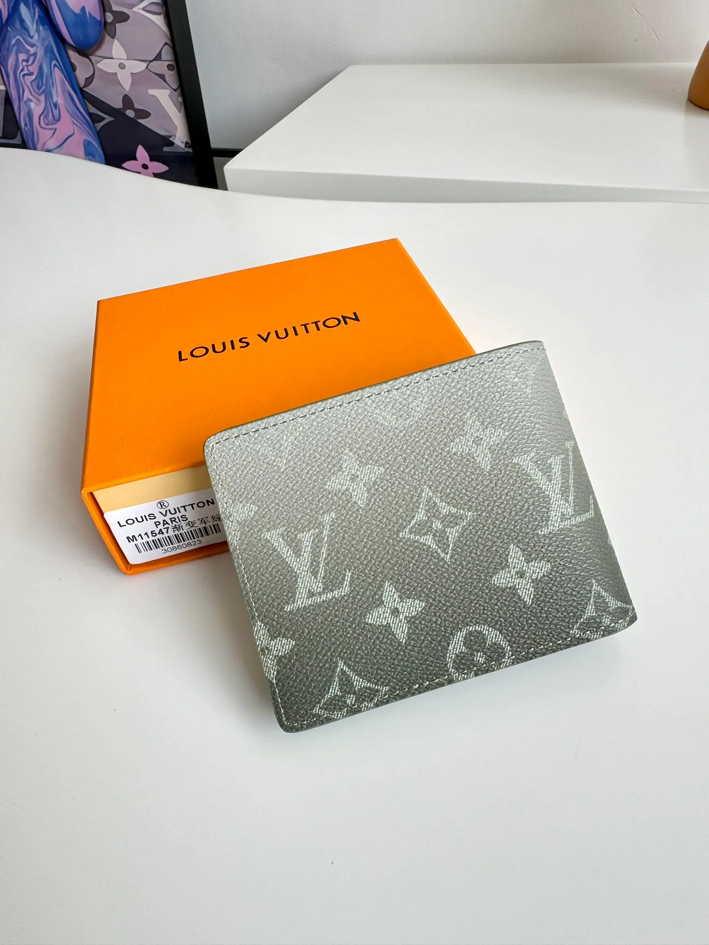 P340🇫🇷Exclusive real shot of overseas original M11547 gradient military green! This Multiple wallet is made of Monogram Gradient coated canvas, with a gradient effect that shows the Monogram flowers and LV letters gradually disappearing, showing a modern style in the classic style. Compact construction fits easily in your pocket. Size: 11.5×9×1.5cm