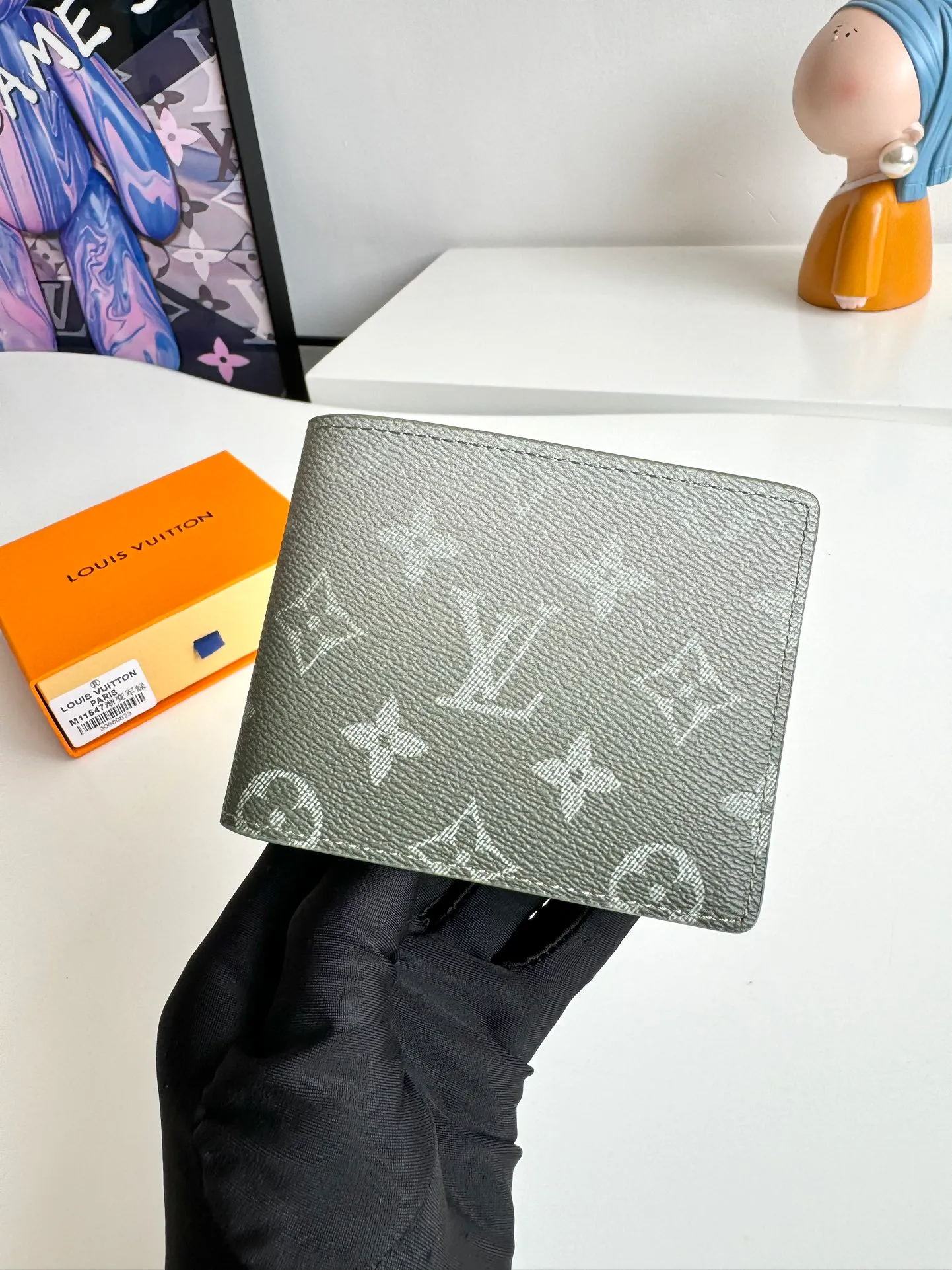 P340🇫🇷Exclusive real shot of overseas original M11547 gradient military green! This Multiple wallet is made of Monogram Gradient coated canvas, with a gradient effect that shows the Monogram flowers and LV letters gradually disappearing, showing a modern style in the classic style. Compact construction fits easily in your pocket. Size: 11.5×9×1.5cm