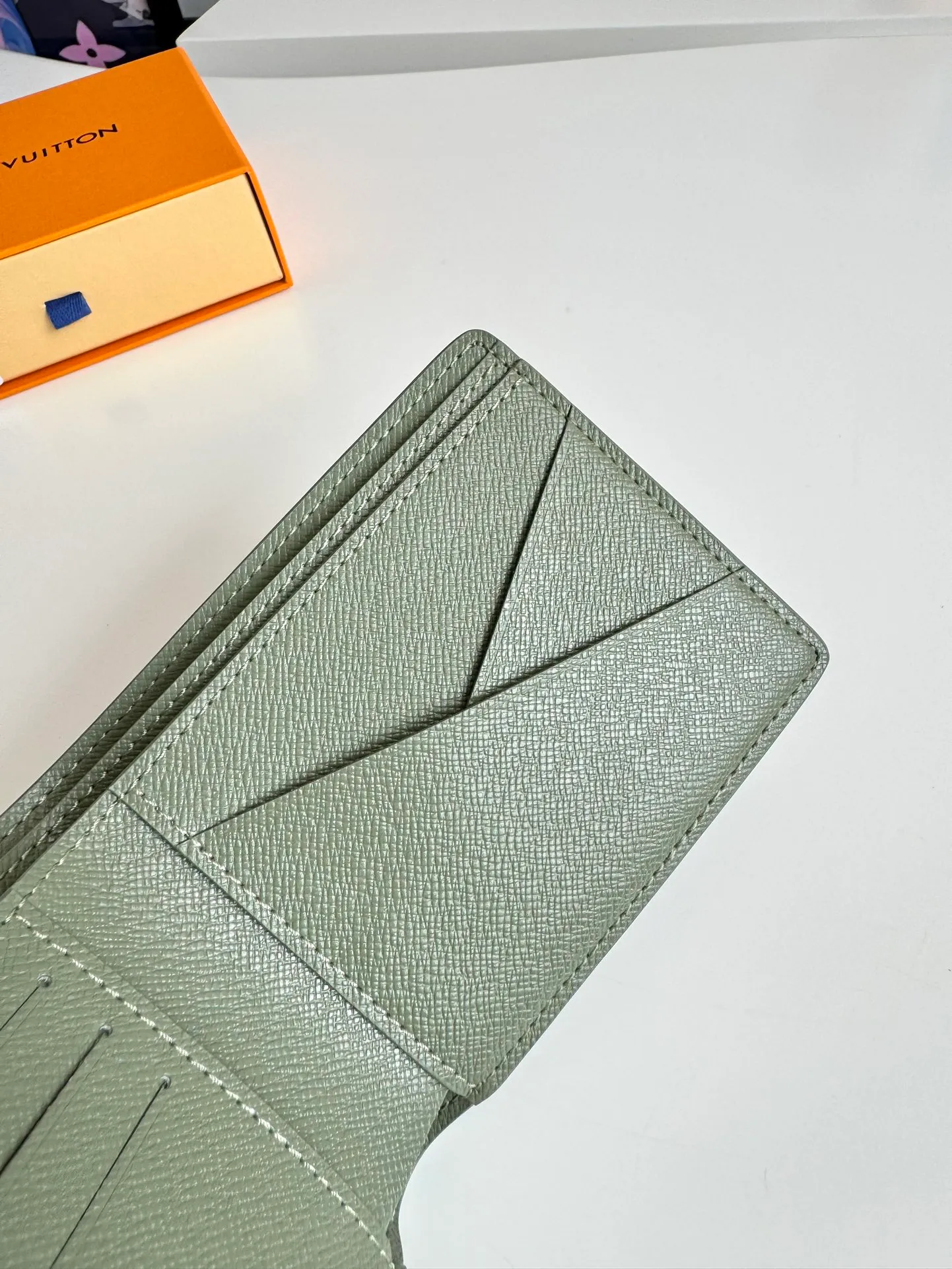 P340🇫🇷Exclusive real shot of overseas original M11547 gradient military green! This Multiple wallet is made of Monogram Gradient coated canvas, with a gradient effect that shows the Monogram flowers and LV letters gradually disappearing, showing a modern style in the classic style. Compact construction fits easily in your pocket. Size: 11.5×9×1.5cm