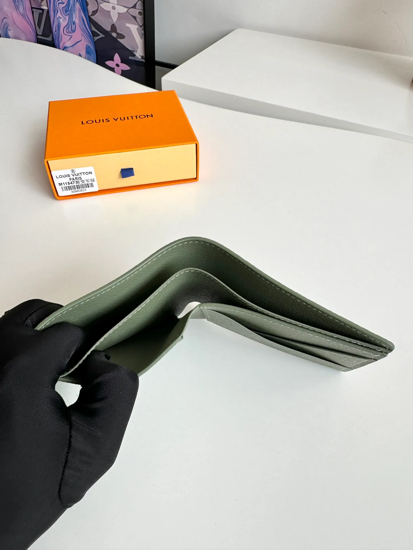 P340🇫🇷Exclusive real shot of overseas original M11547 gradient military green! This Multiple wallet is made of Monogram Gradient coated canvas, with a gradient effect that shows the Monogram flowers and LV letters gradually disappearing, showing a modern style in the classic style. Compact construction fits easily in your pocket. Size: 11.5×9×1.5cm