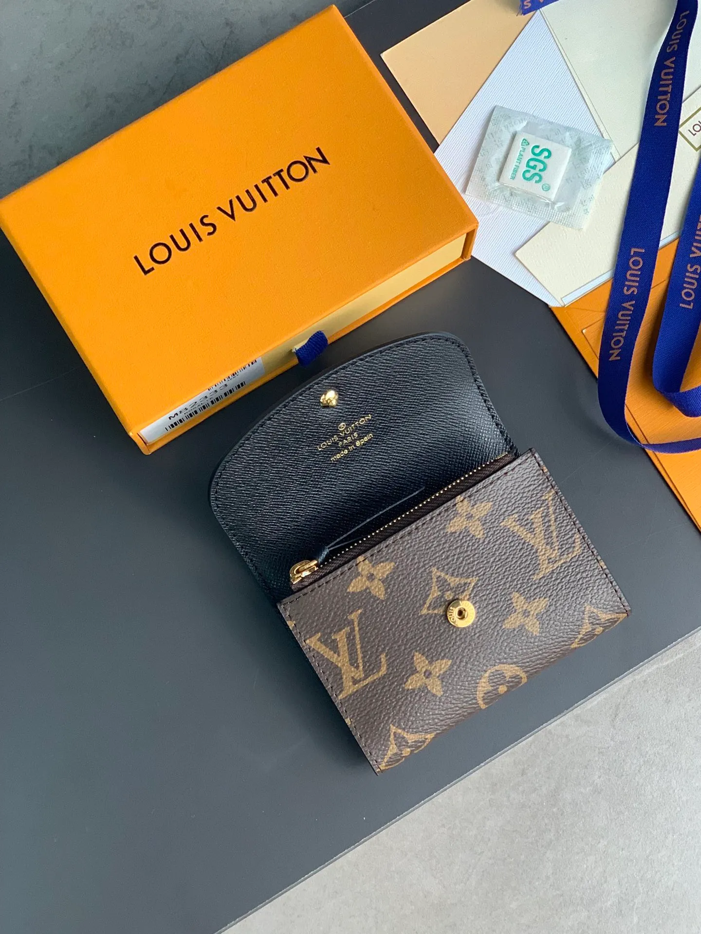 M82333 yellow flower! ROSALIE coin purse! Made of Monogram and Monogram Reverse canvas, rounded flap with engraved snap button, internal patch pocket, zippered coin pocket, card compartment and rear patch pocket. Size: 11 x 8 x 2.5cm. 💰300
