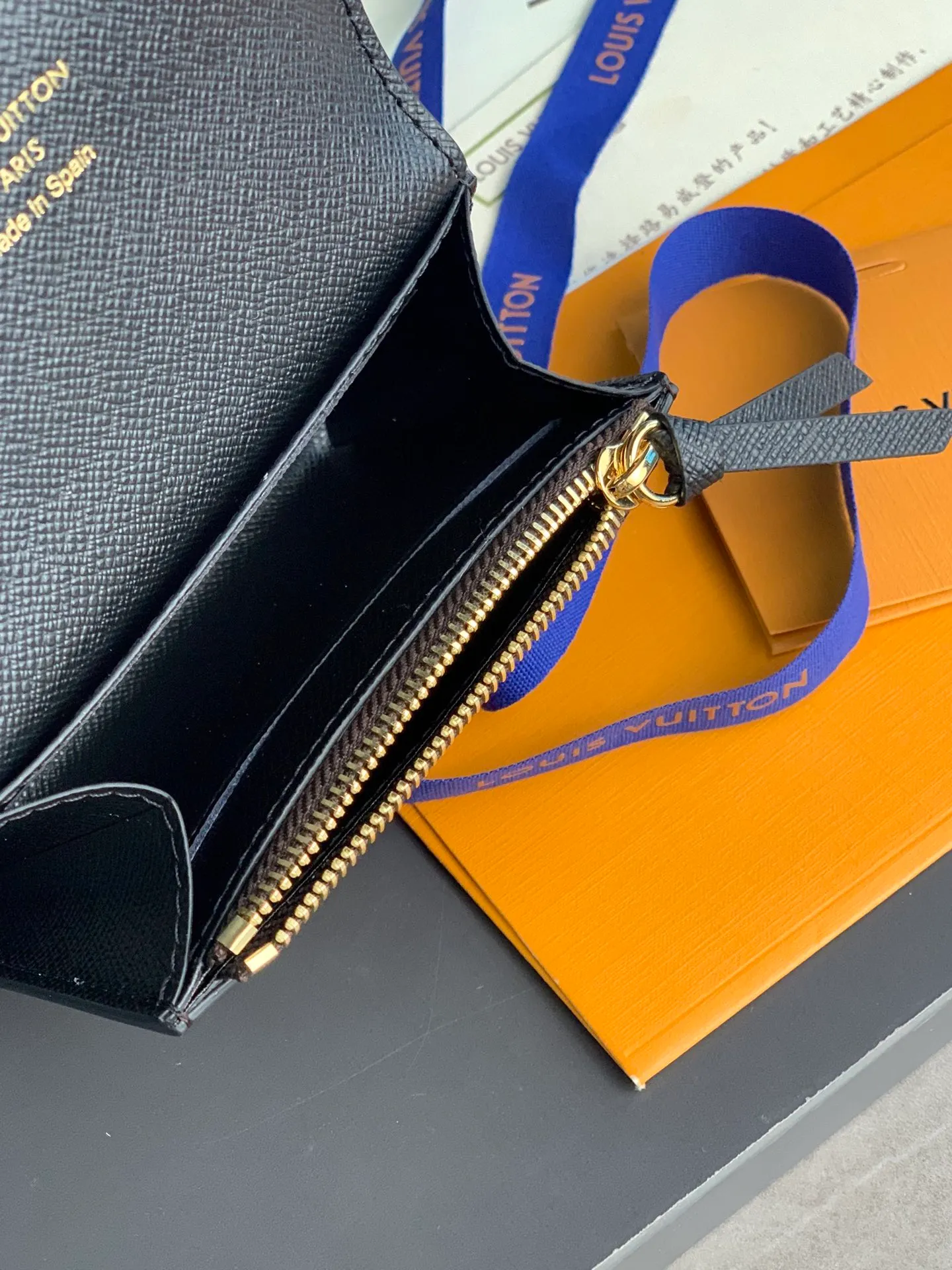 M82333 yellow flower! ROSALIE coin purse! Made of Monogram and Monogram Reverse canvas, rounded flap with engraved snap button, internal patch pocket, zippered coin pocket, card compartment and rear patch pocket. Size: 11 x 8 x 2.5cm. 💰300