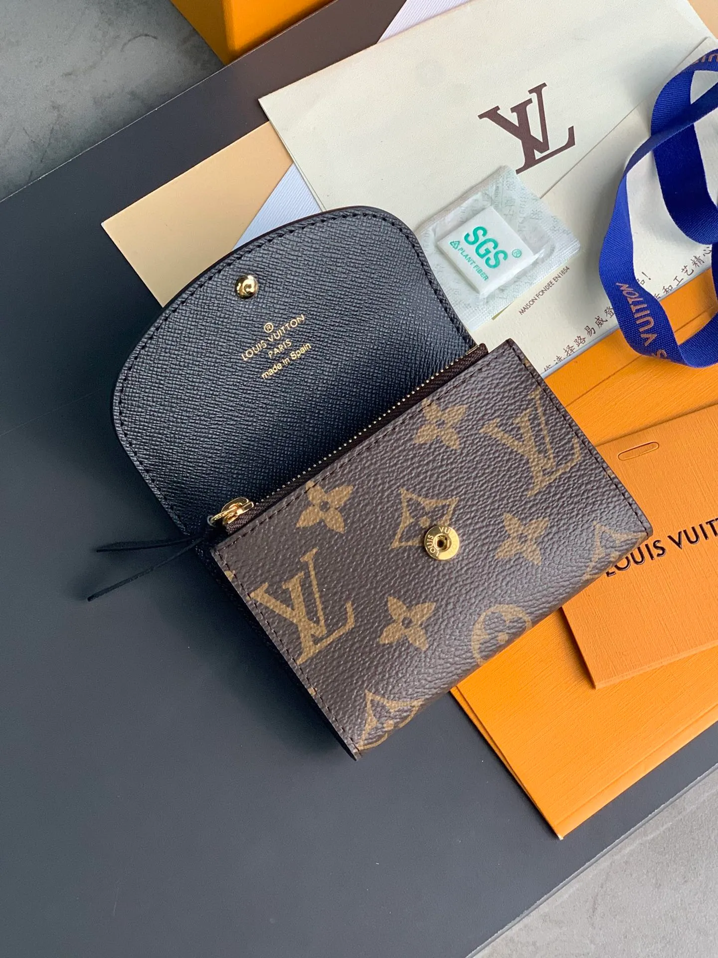 M82333 yellow flower! ROSALIE coin purse! Made of Monogram and Monogram Reverse canvas, rounded flap with engraved snap button, internal patch pocket, zippered coin pocket, card compartment and rear patch pocket. Size: 11 x 8 x 2.5cm. 💰300
