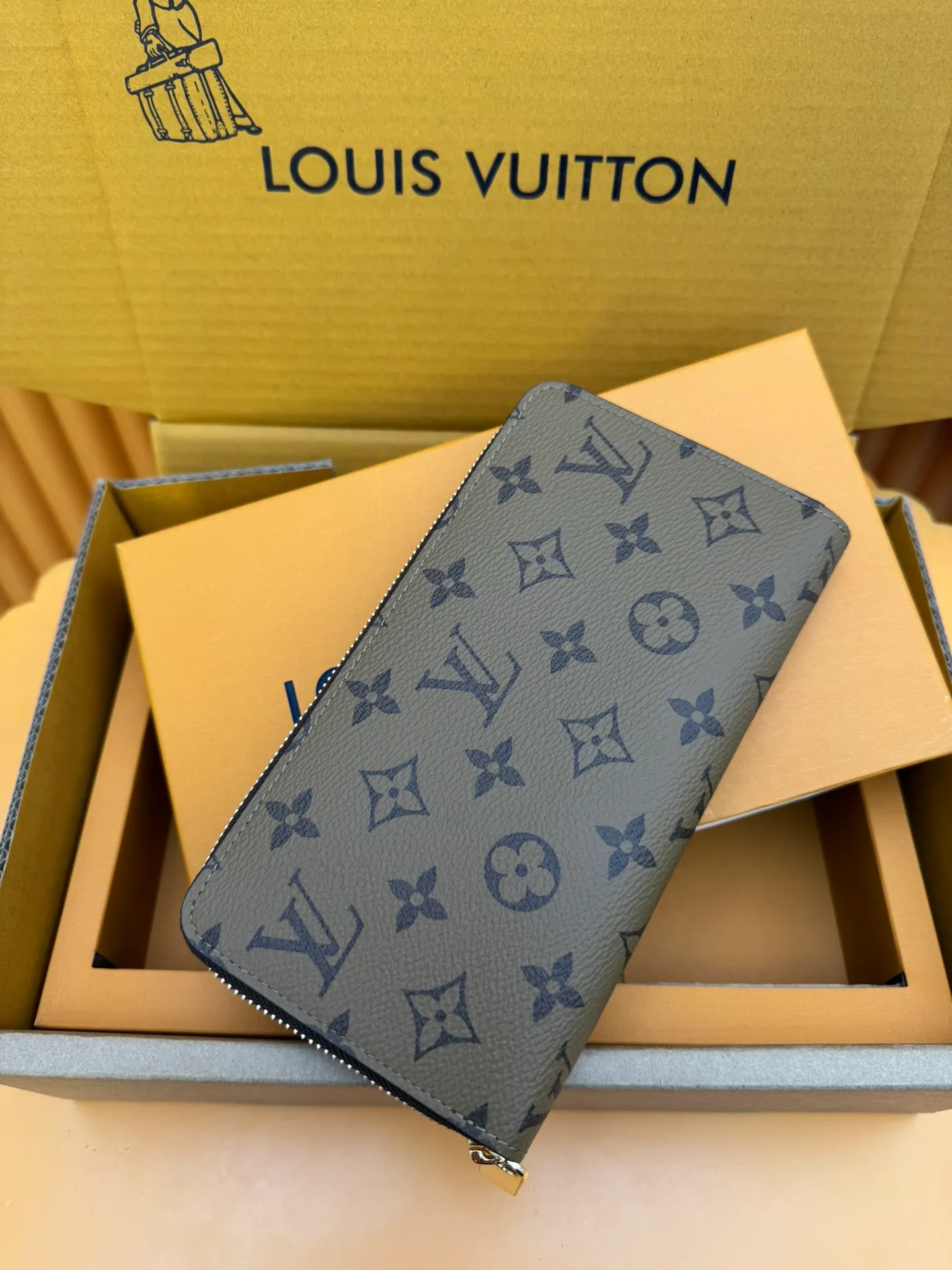 M82444 "Special Duty Free" ♻️[Official Edition·First Class Material·All Steel Hardware·French Chip·Full Packaging] The iconic Zippy wallet is reinterpreted on Louis Vuitton's unique Monogram Reverse canvas. This classic, sophisticated silhouette accessory features a leather lining and gold-tone zip. Its practical and neat interior includes three spacious compartments, a zippered pocket for coins and 12 card slots. 19.5x10.5x2.5cm 💰780