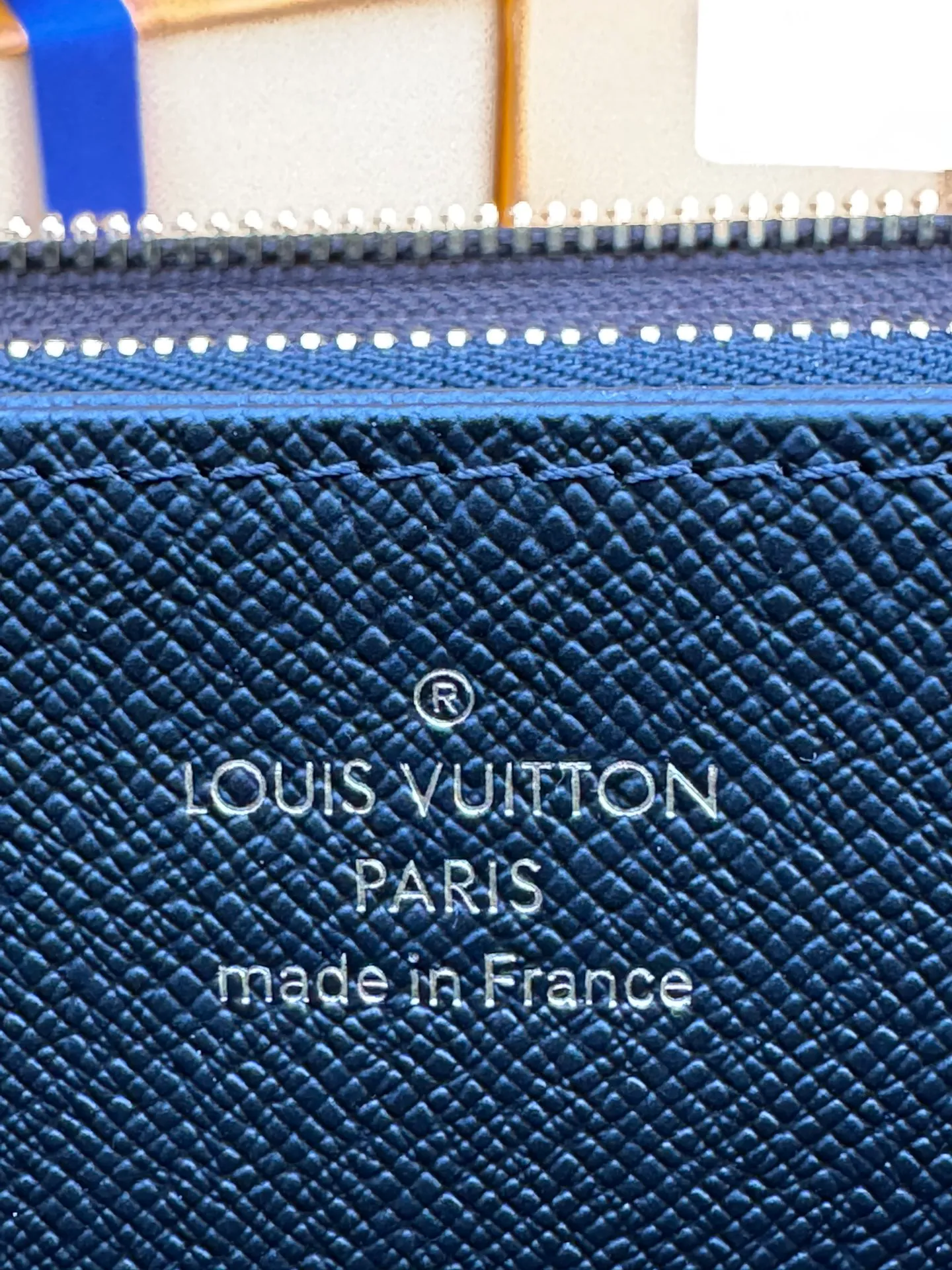 M82444 "Special Duty Free" ♻️[Official Edition·First Class Material·All Steel Hardware·French Chip·Full Packaging] The iconic Zippy wallet is reinterpreted on Louis Vuitton's unique Monogram Reverse canvas. This classic, sophisticated silhouette accessory features a leather lining and gold-tone zip. Its practical and neat interior includes three spacious compartments, a zippered pocket for coins and 12 card slots. 19.5x10.5x2.5cm 💰780