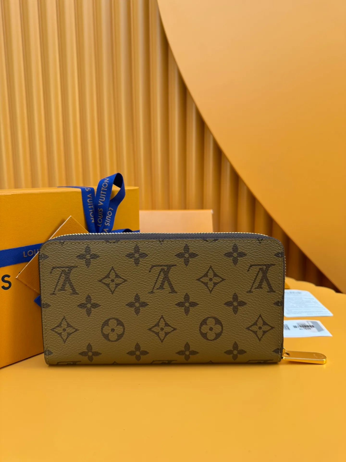 M82444 "Special Duty Free" ♻️[Official Edition·First Class Material·All Steel Hardware·French Chip·Full Packaging] The iconic Zippy wallet is reinterpreted on Louis Vuitton's unique Monogram Reverse canvas. This classic, sophisticated silhouette accessory features a leather lining and gold-tone zip. Its practical and neat interior includes three spacious compartments, a zippered pocket for coins and 12 card slots. 19.5x10.5x2.5cm 💰780