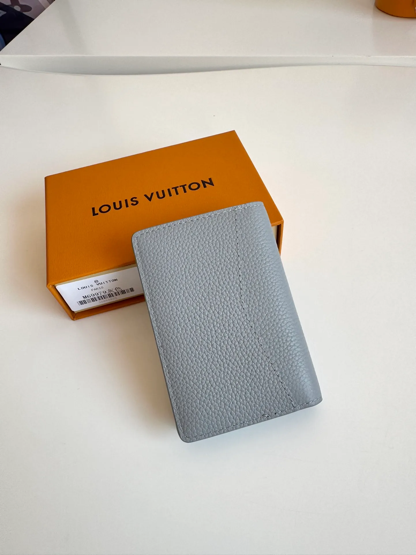 P340🇫🇷Overseas original single M69979 gray exclusive real shot! The new LV Aerogram Pocket Wallet is made of cow leather as soft as old aviation letterheads. The metal LV letters discreetly mark the brand identity. It is equipped with compartments and card slots, achieving the fusion of elegance and functionality. Pairs with any LV Aerogram bag. Size: 11×8cm
