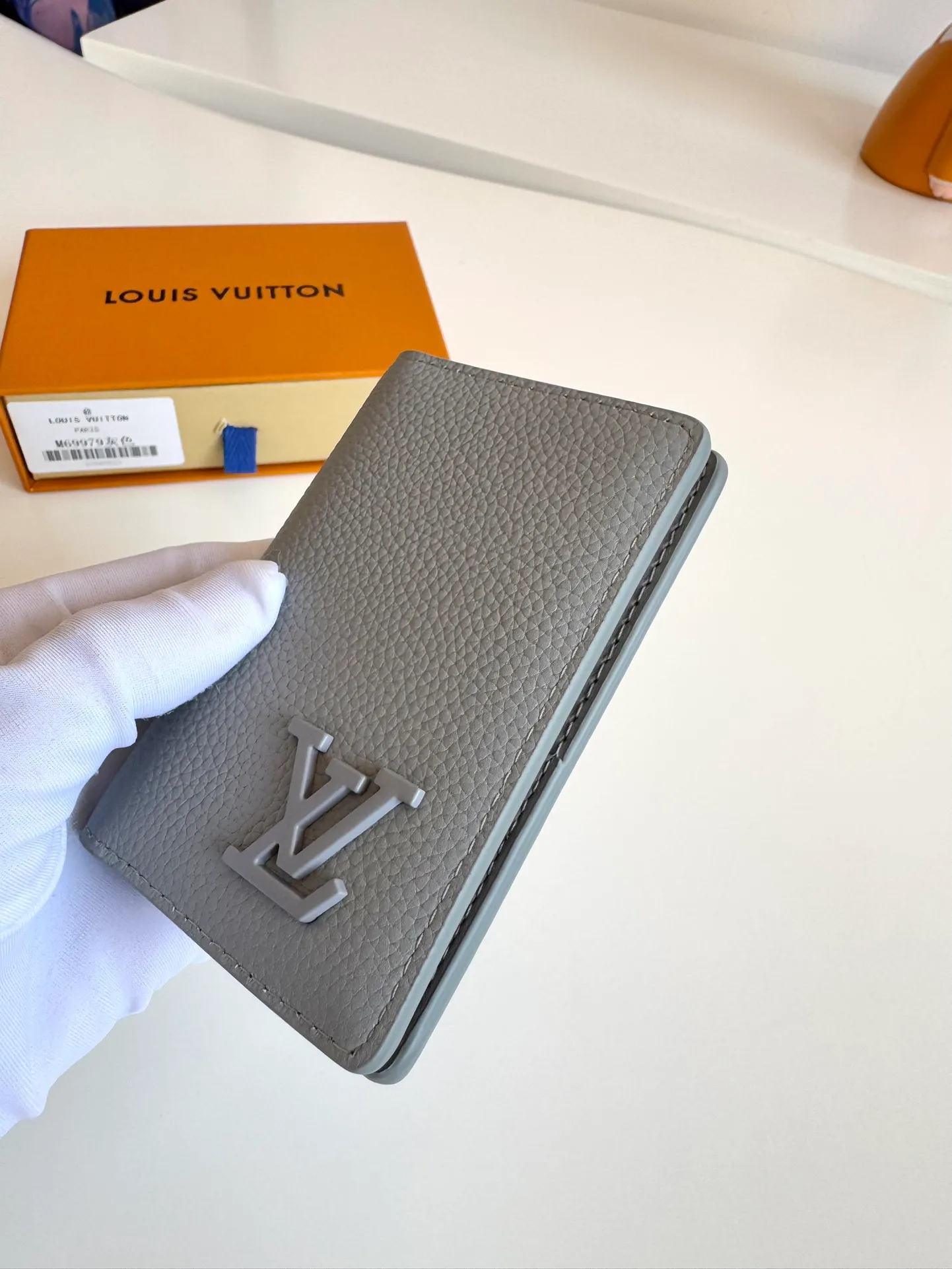 P340🇫🇷Overseas original single M69979 gray exclusive real shot! The new LV Aerogram Pocket Wallet is made of cow leather as soft as old aviation letterheads. The metal LV letters discreetly mark the brand identity. It is equipped with compartments and card slots, achieving the fusion of elegance and functionality. Pairs with any LV Aerogram bag. Size: 11×8cm